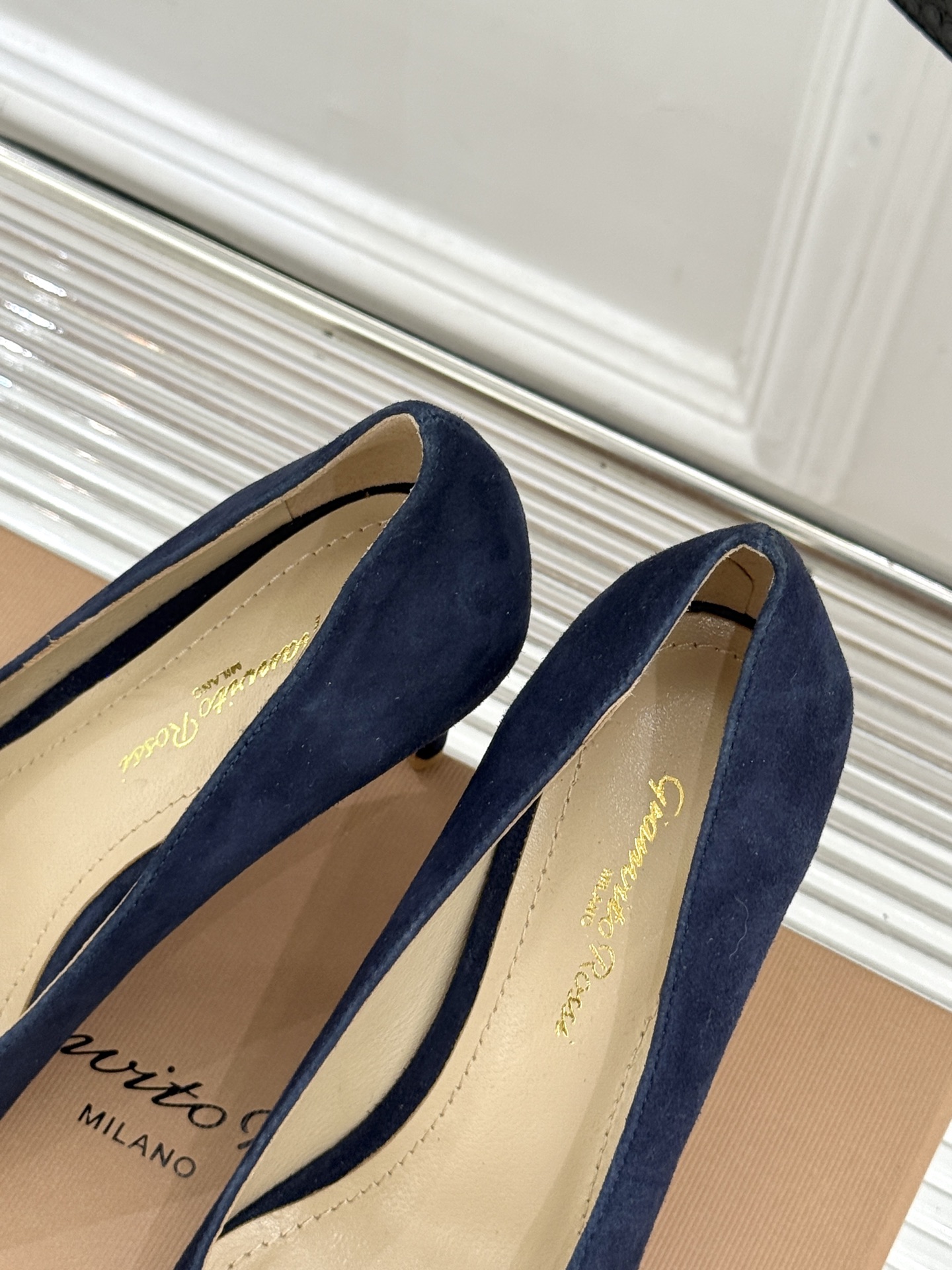 Gianvito Rossi经典极简尖头高跟鞋单鞋以「删繁就简」的意式匠心将高奢质感藏于利落线条让每一步