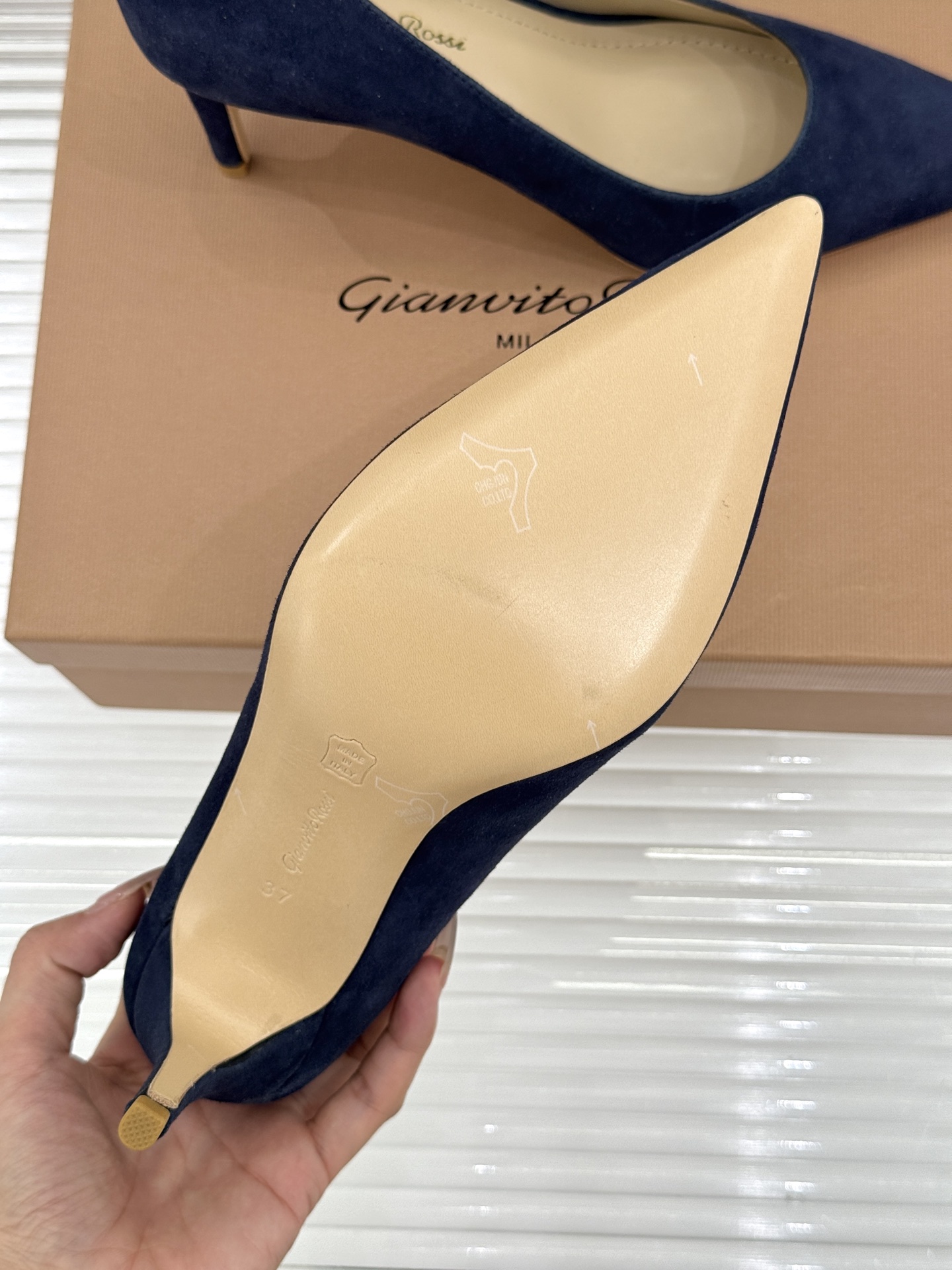 Gianvito Rossi经典极简尖头高跟鞋单鞋以「删繁就简」的意式匠心将高奢质感藏于利落线条让每一步