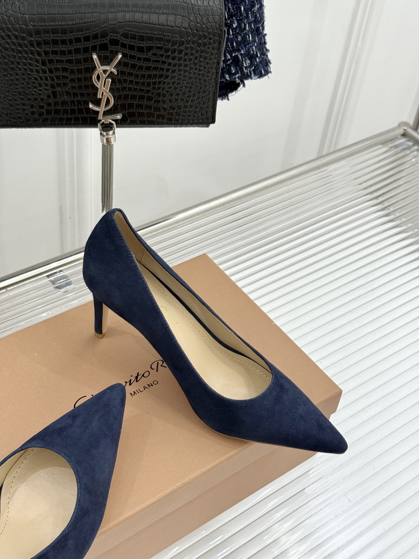 Gianvito Rossi经典极简尖头高跟鞋单鞋以「删繁就简」的意式匠心将高奢质感藏于利落线条让每一步