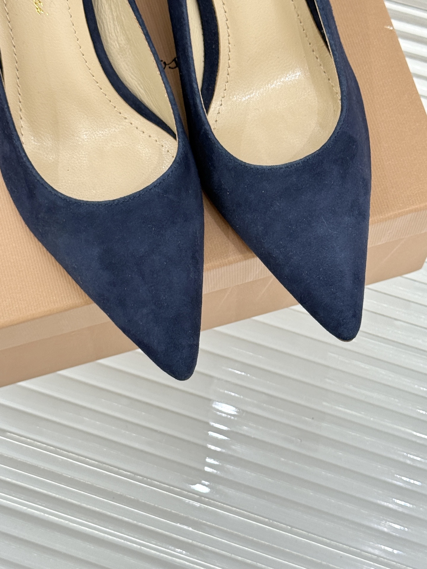 Gianvito Rossi经典极简尖头高跟鞋单鞋以「删繁就简」的意式匠心将高奢质感藏于利落线条让每一步