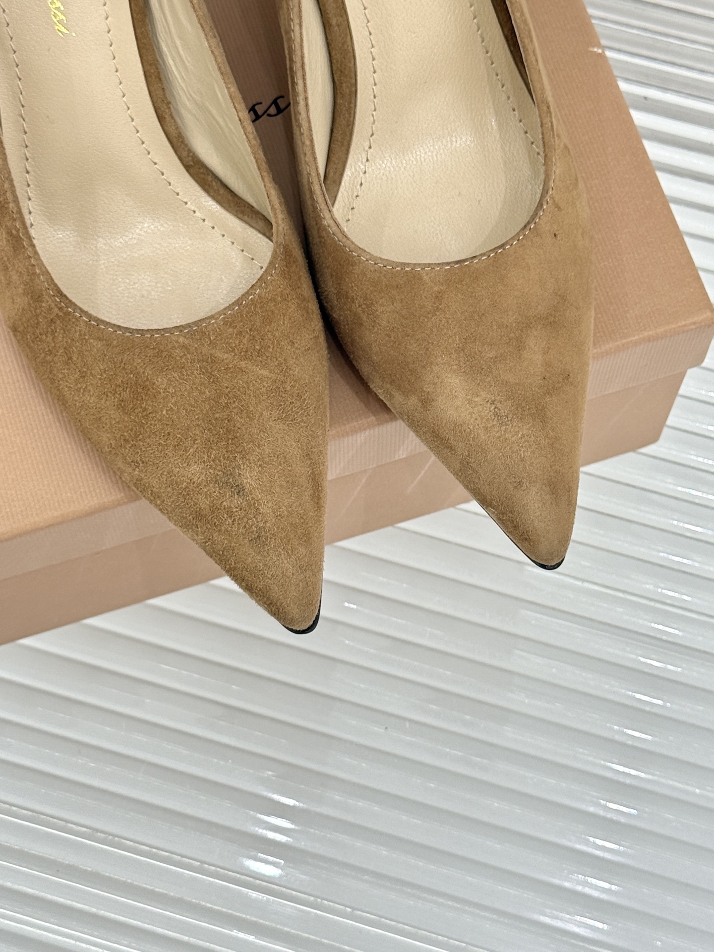 Gianvito Rossi经典极简尖头高跟鞋单鞋以「删繁就简」的意式匠心将高奢质感藏于利落线条让每一步