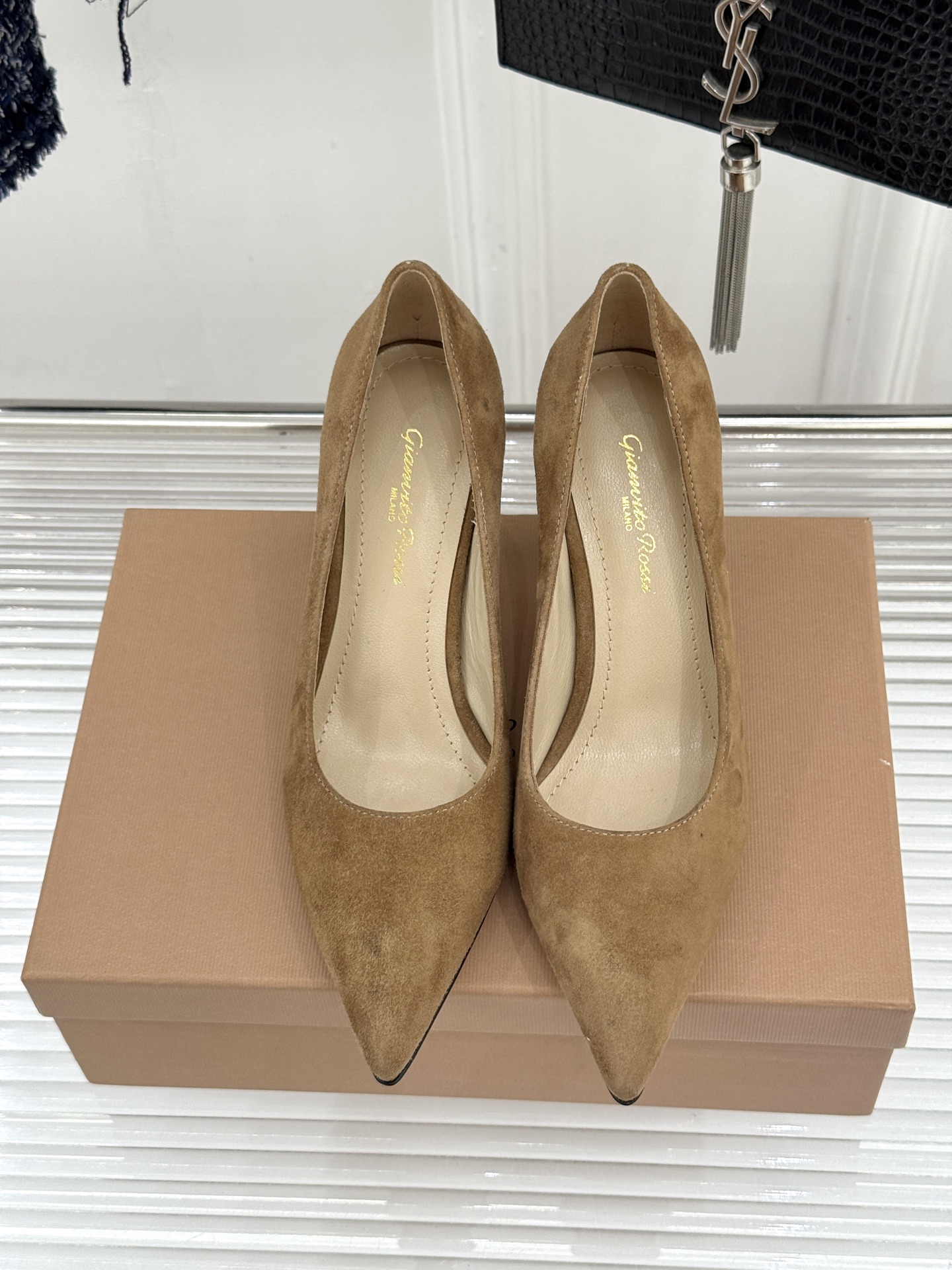 Gianvito Rossi经典极简尖头高跟鞋单鞋以「删繁就简」的意式匠心将高奢质感藏于利落线条让每一步