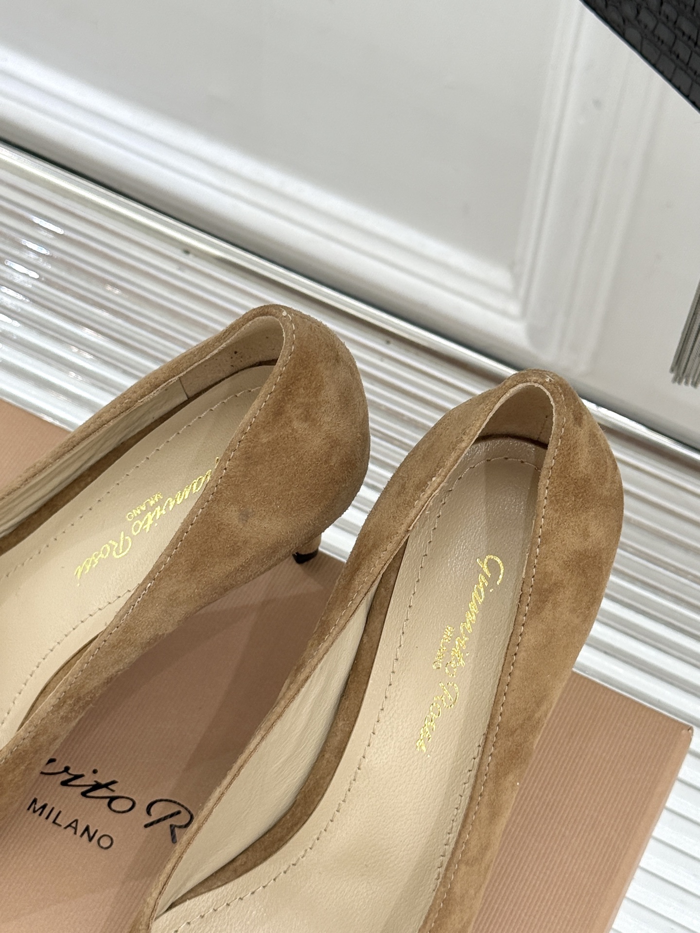 Gianvito Rossi经典极简尖头高跟鞋单鞋以「删繁就简」的意式匠心将高奢质感藏于利落线条让每一步