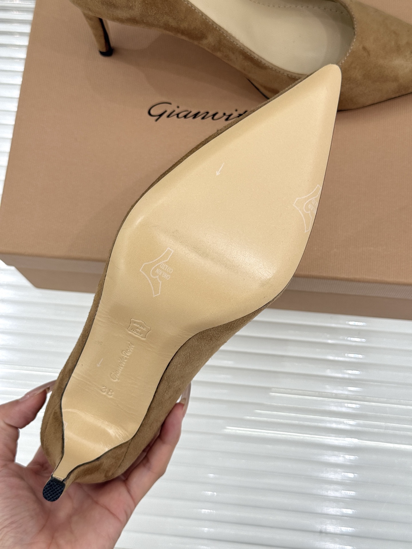 Gianvito Rossi经典极简尖头高跟鞋单鞋以「删繁就简」的意式匠心将高奢质感藏于利落线条让每一步