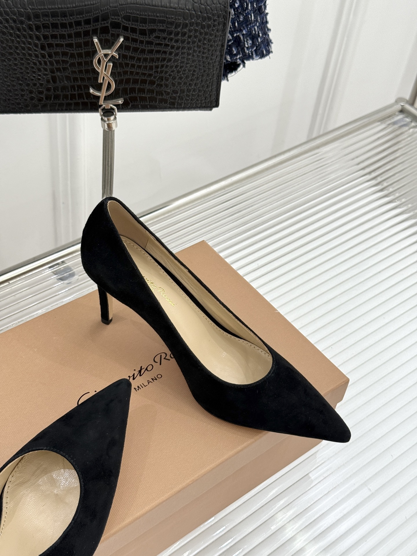 Gianvito Rossi经典极简尖头高跟鞋单鞋以「删繁就简」的意式匠心将高奢质感藏于利落线条让每一步