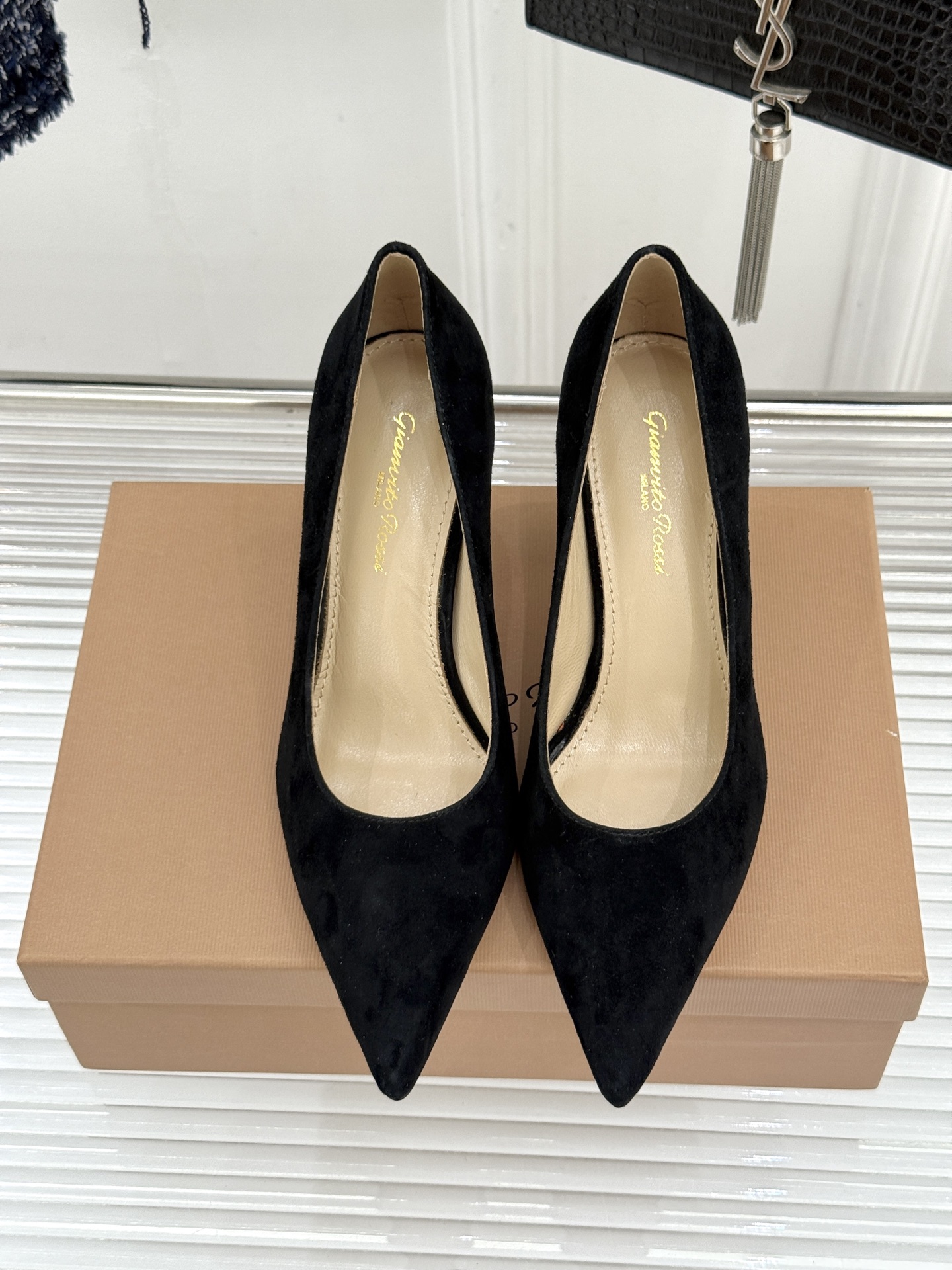 Gianvito Rossi经典极简尖头高跟鞋单鞋以「删繁就简」的意式匠心将高奢质感藏于利落线条让每一步