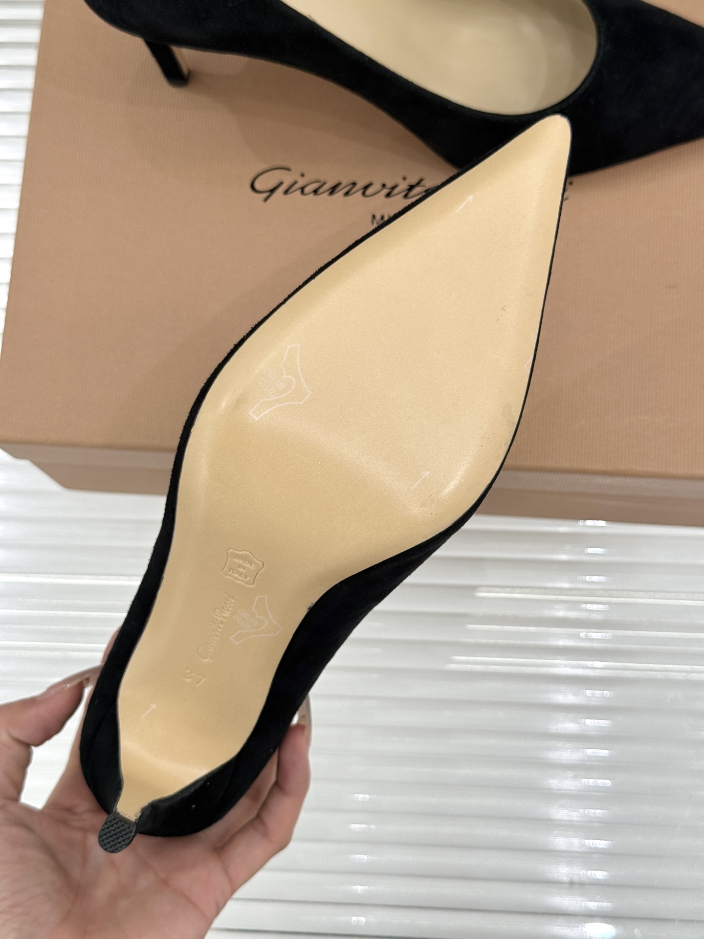 Gianvito Rossi经典极简尖头高跟鞋单鞋以「删繁就简」的意式匠心将高奢质感藏于利落线条让每一步