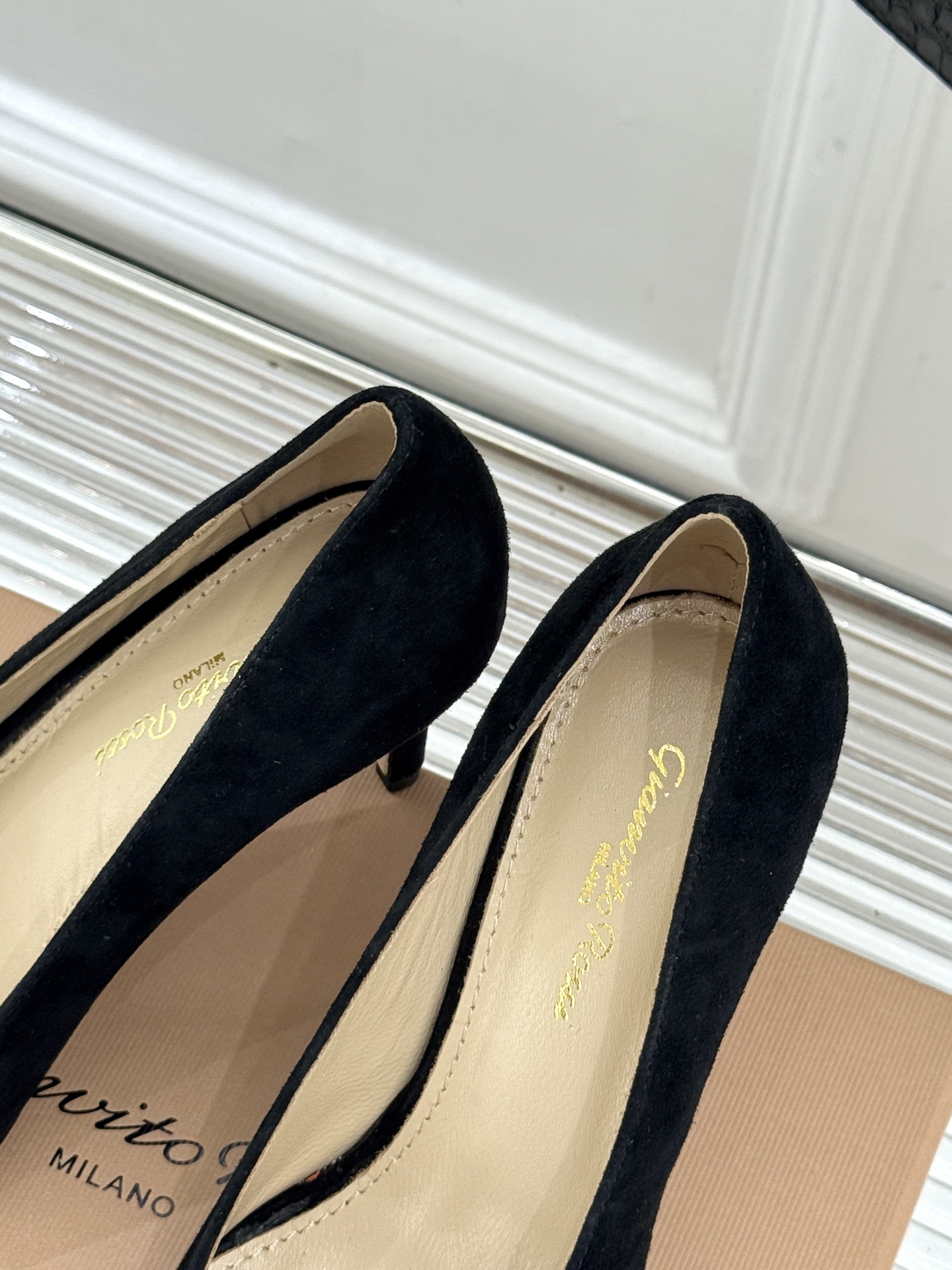 Gianvito Rossi经典极简尖头高跟鞋单鞋以「删繁就简」的意式匠心将高奢质感藏于利落线条让每一步