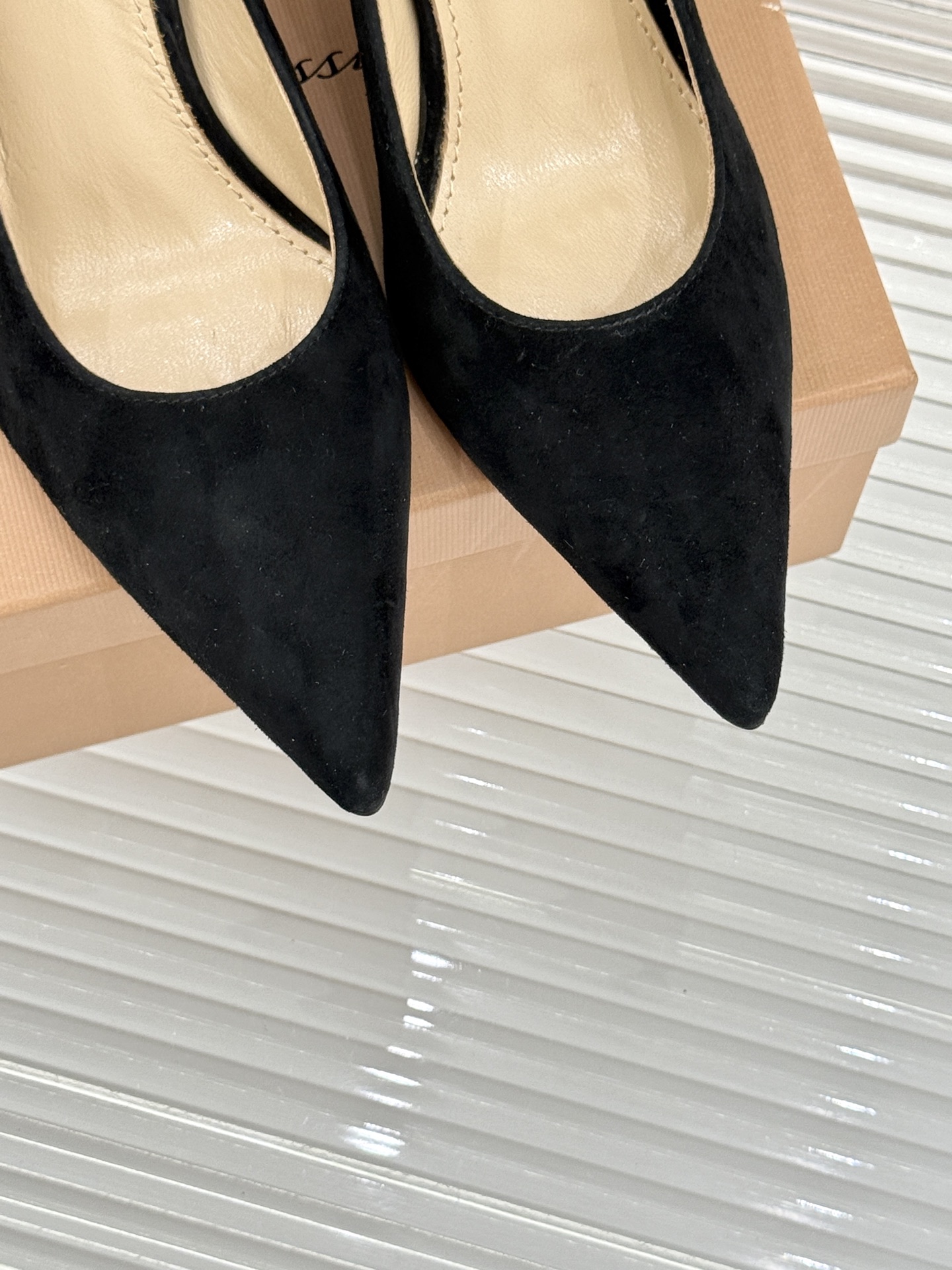 Gianvito Rossi经典极简尖头高跟鞋单鞋以「删繁就简」的意式匠心将高奢质感藏于利落线条让每一步