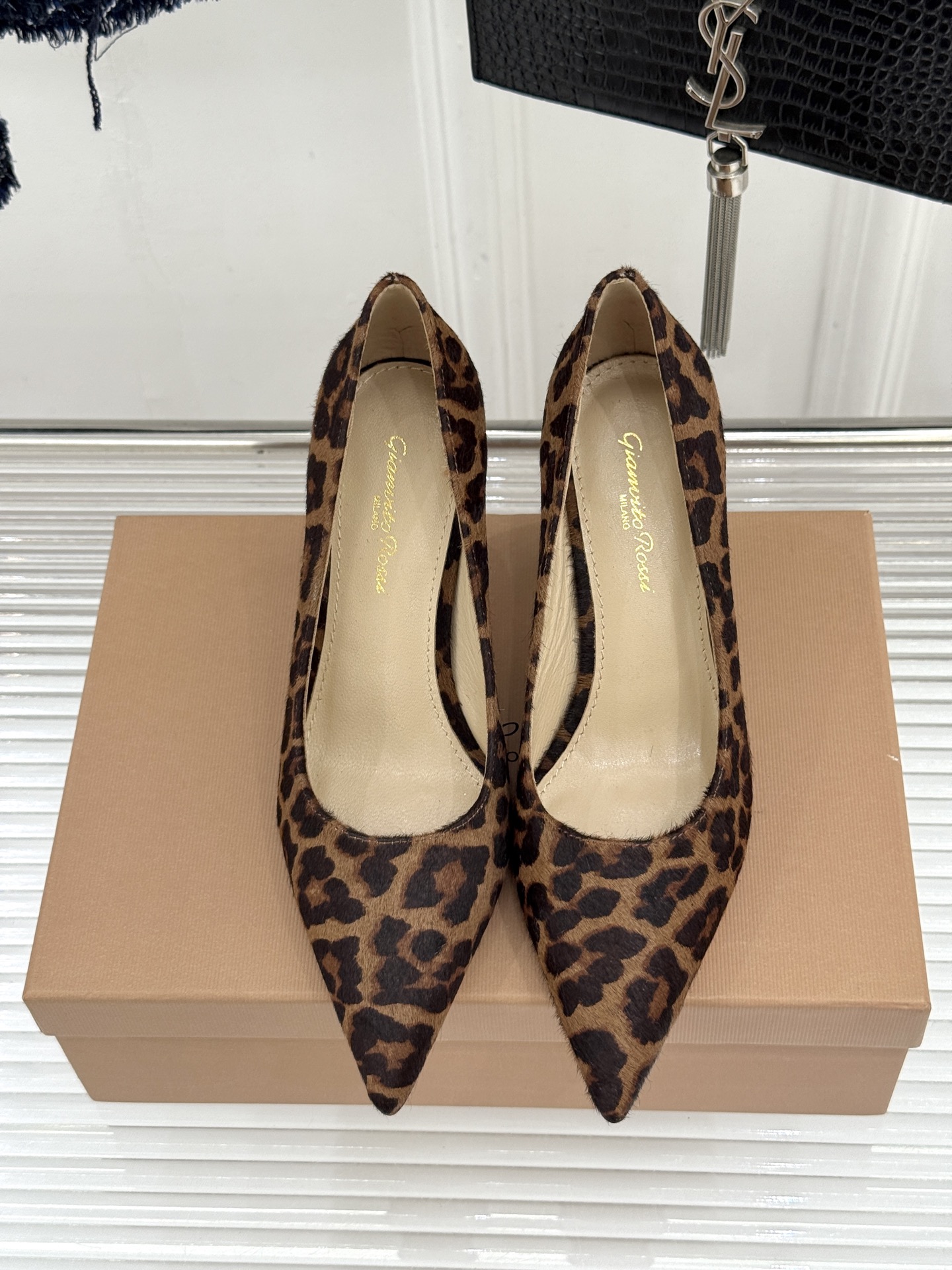 Gianvito Rossi经典极简尖头高跟鞋单鞋以「删繁就简」的意式匠心将高奢质感藏于利落线条让每一步