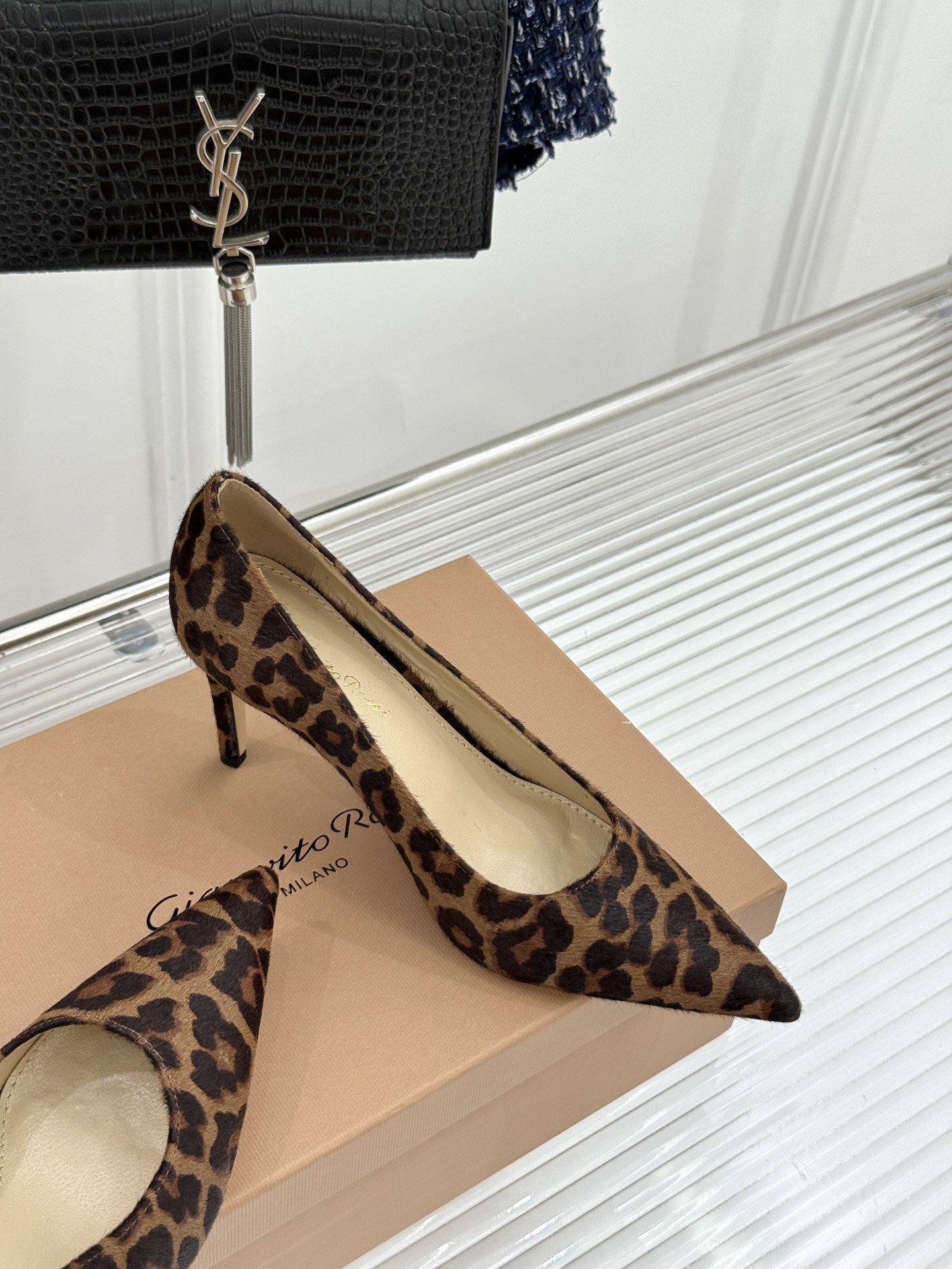 Gianvito Rossi经典极简尖头高跟鞋单鞋以「删繁就简」的意式匠心将高奢质感藏于利落线条让每一步