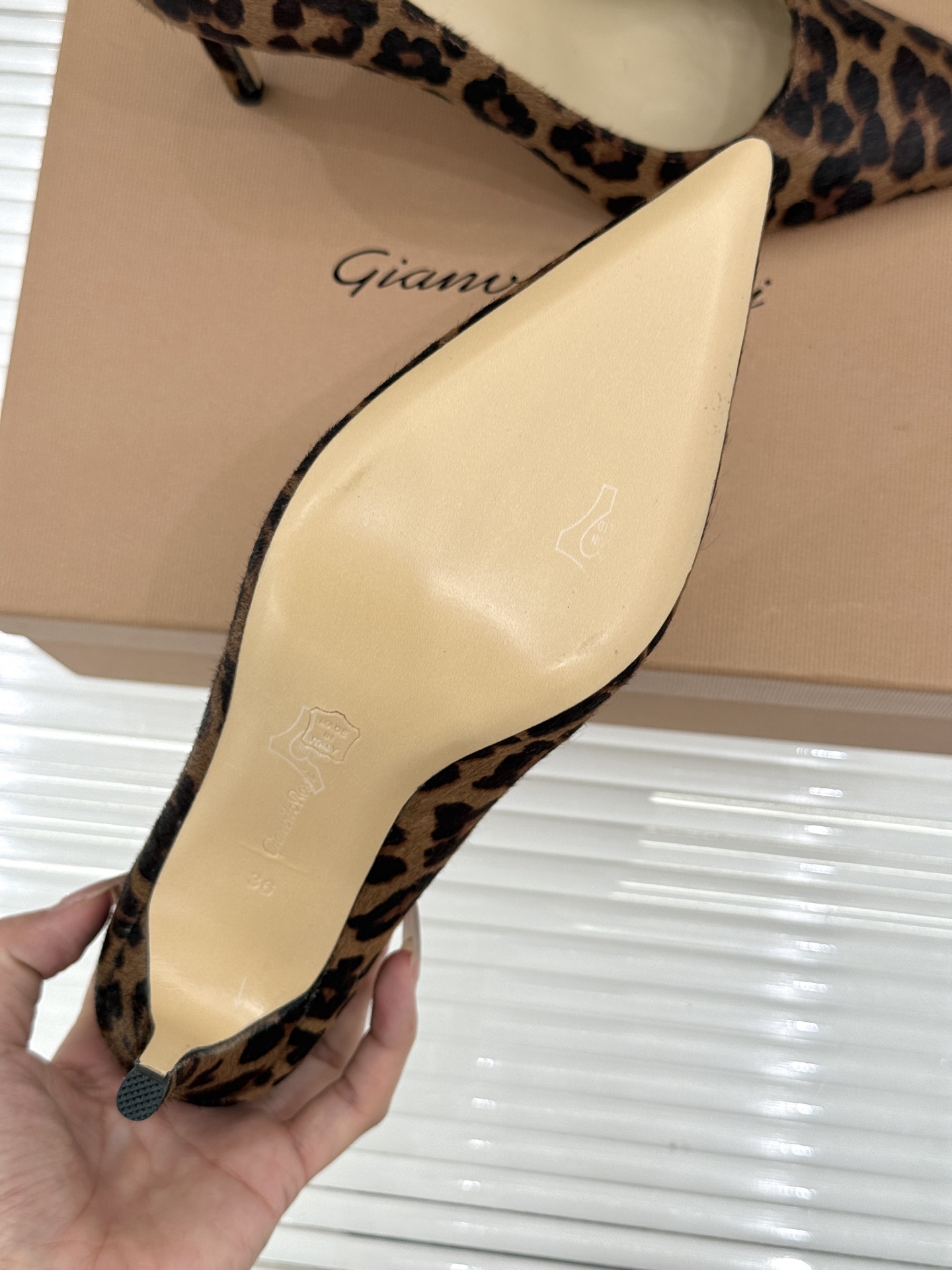 Gianvito Rossi经典极简尖头高跟鞋单鞋以「删繁就简」的意式匠心将高奢质感藏于利落线条让每一步