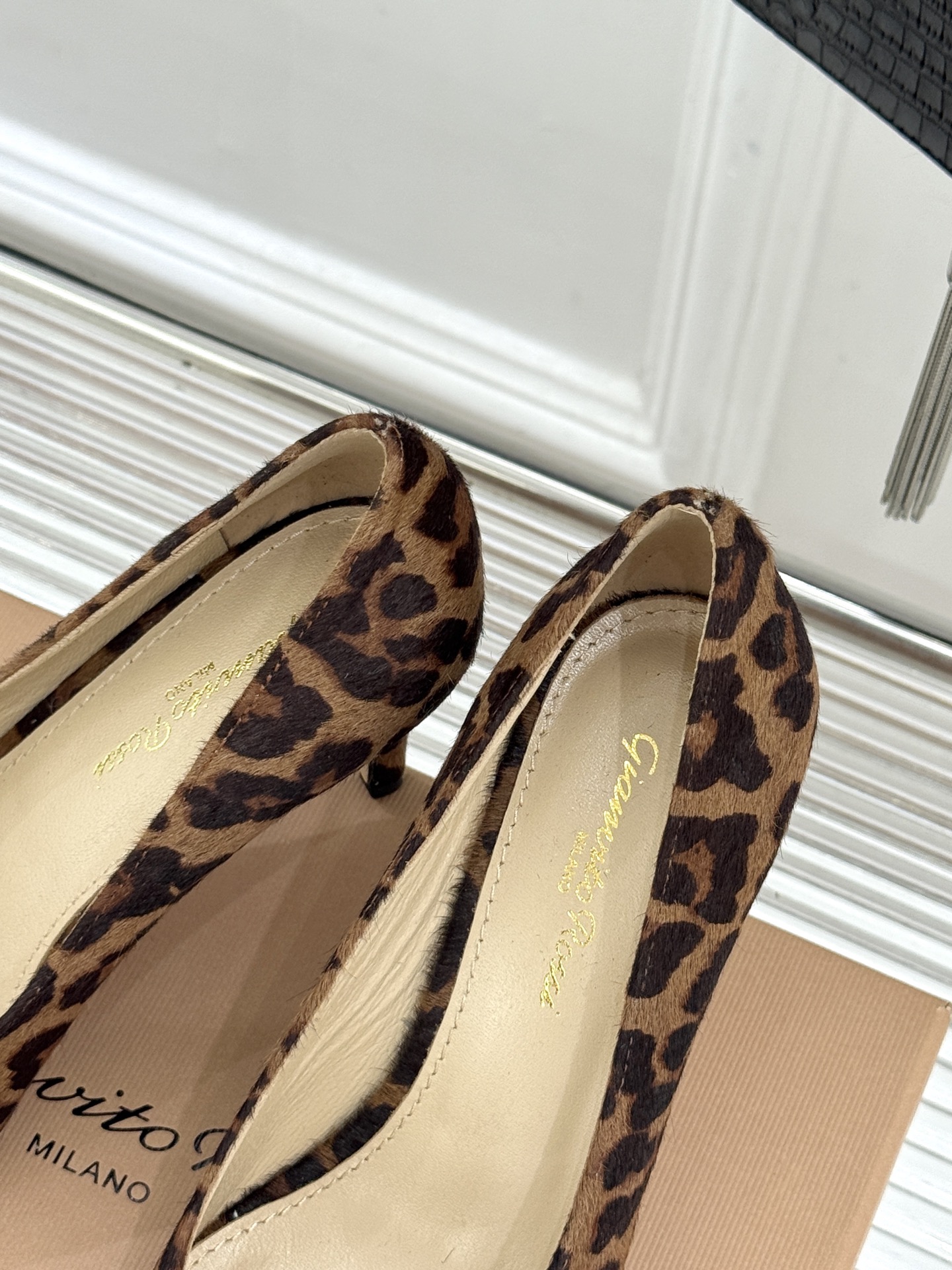 Gianvito Rossi经典极简尖头高跟鞋单鞋以「删繁就简」的意式匠心将高奢质感藏于利落线条让每一步