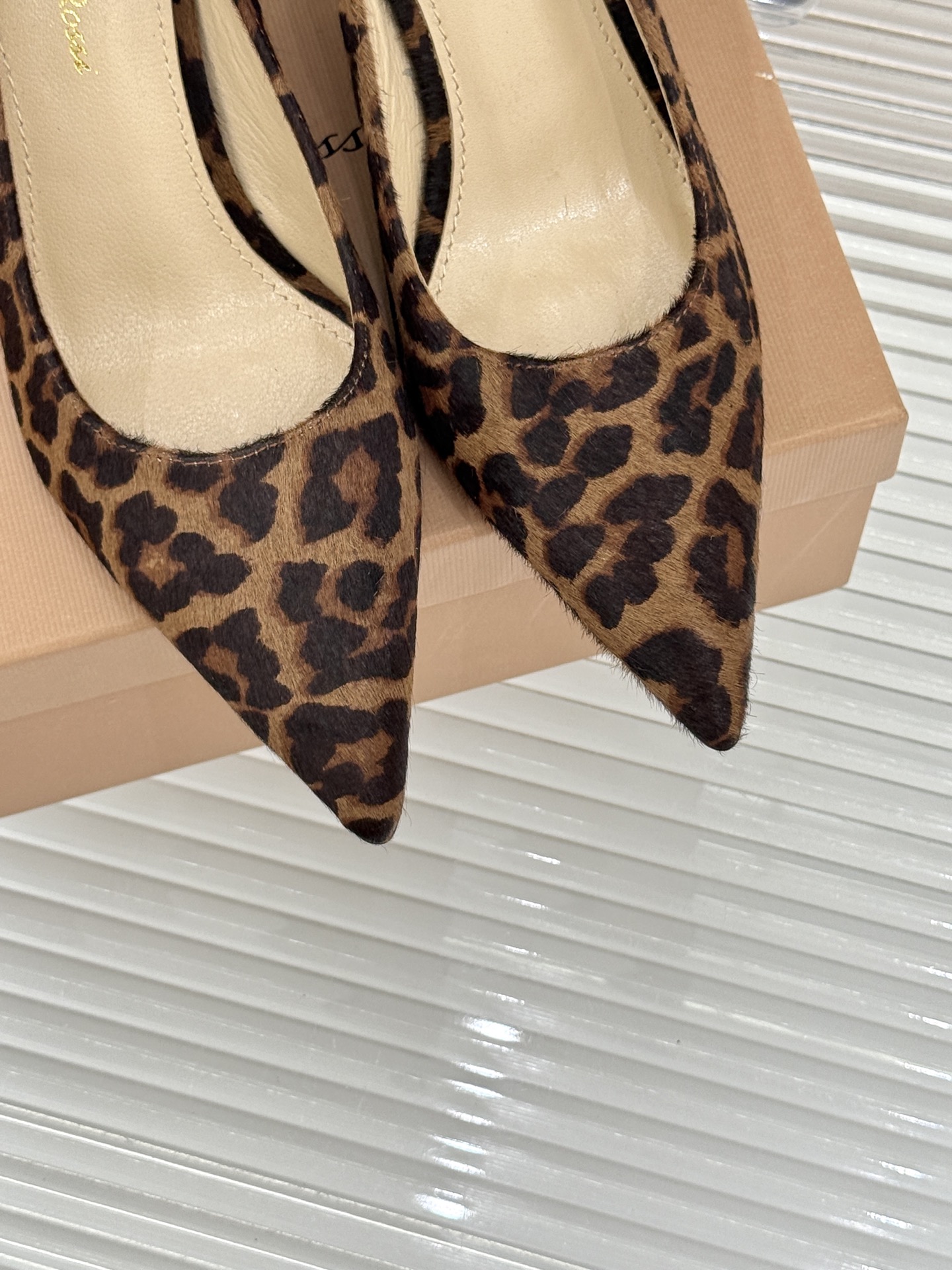 Gianvito Rossi经典极简尖头高跟鞋单鞋以「删繁就简」的意式匠心将高奢质感藏于利落线条让每一步