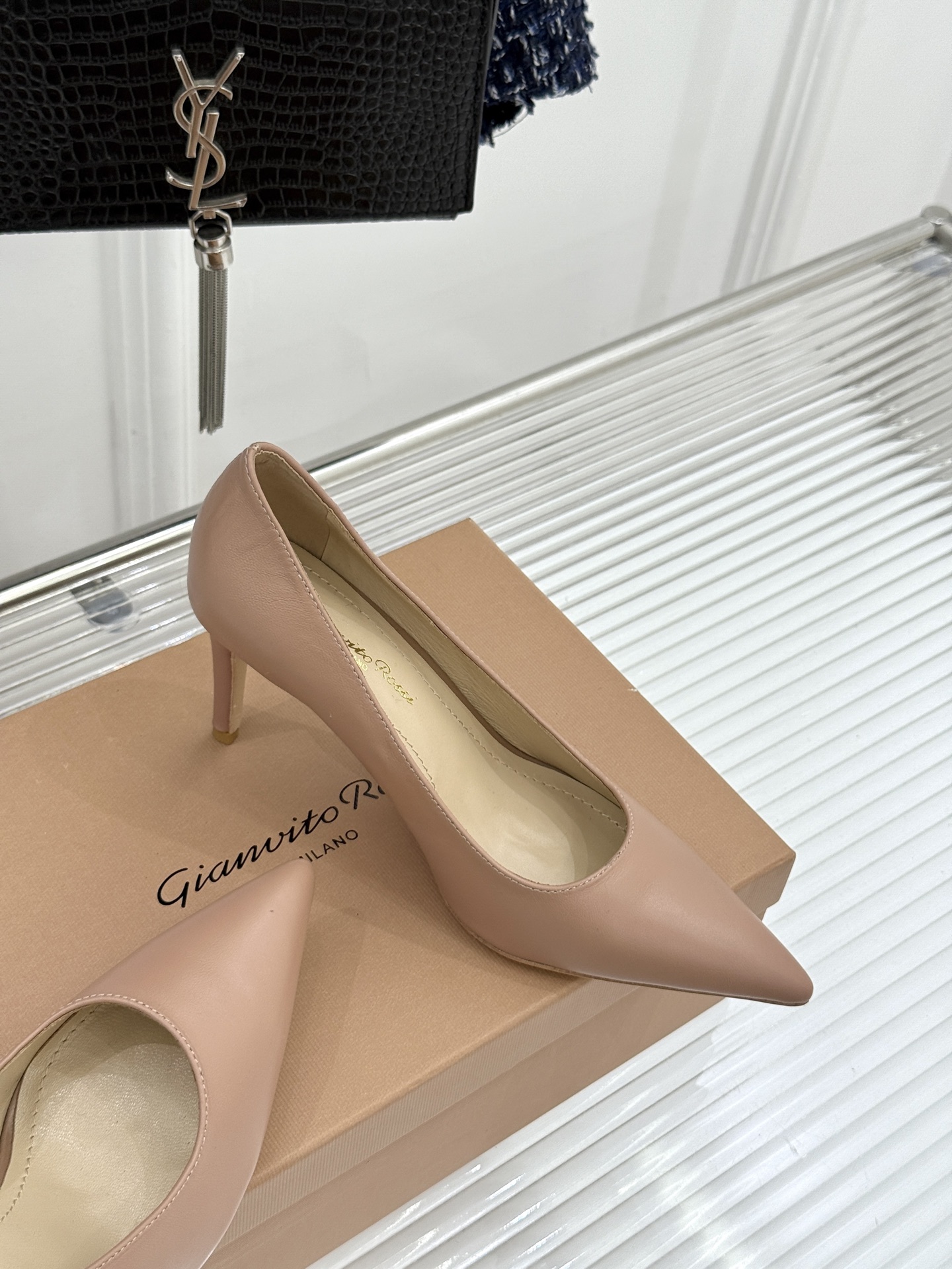 Gianvito Rossi经典极简尖头高跟鞋单鞋以「删繁就简」的意式匠心将高奢质感藏于利落线条让每一步