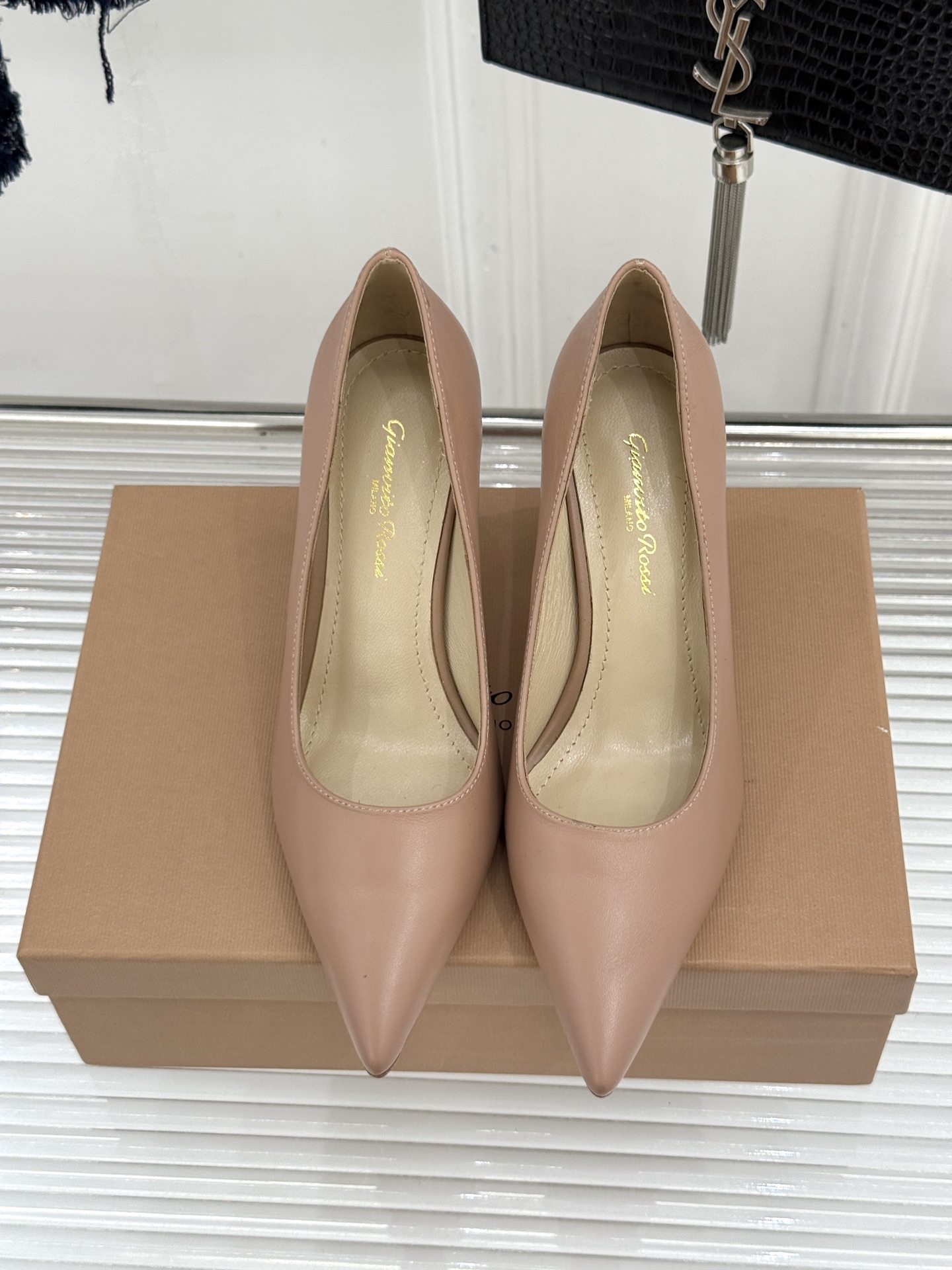 Gianvito Rossi经典极简尖头高跟鞋单鞋以「删繁就简」的意式匠心将高奢质感藏于利落线条让每一步