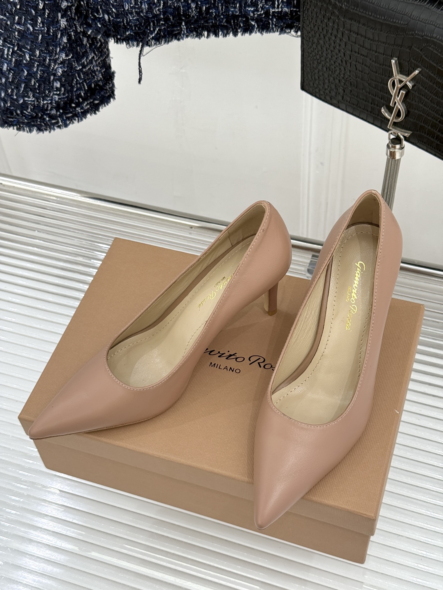 Gianvito Rossi经典极简尖头高跟鞋单鞋以「删繁就简」的意式匠心将高奢质感藏于利落线条让每一步