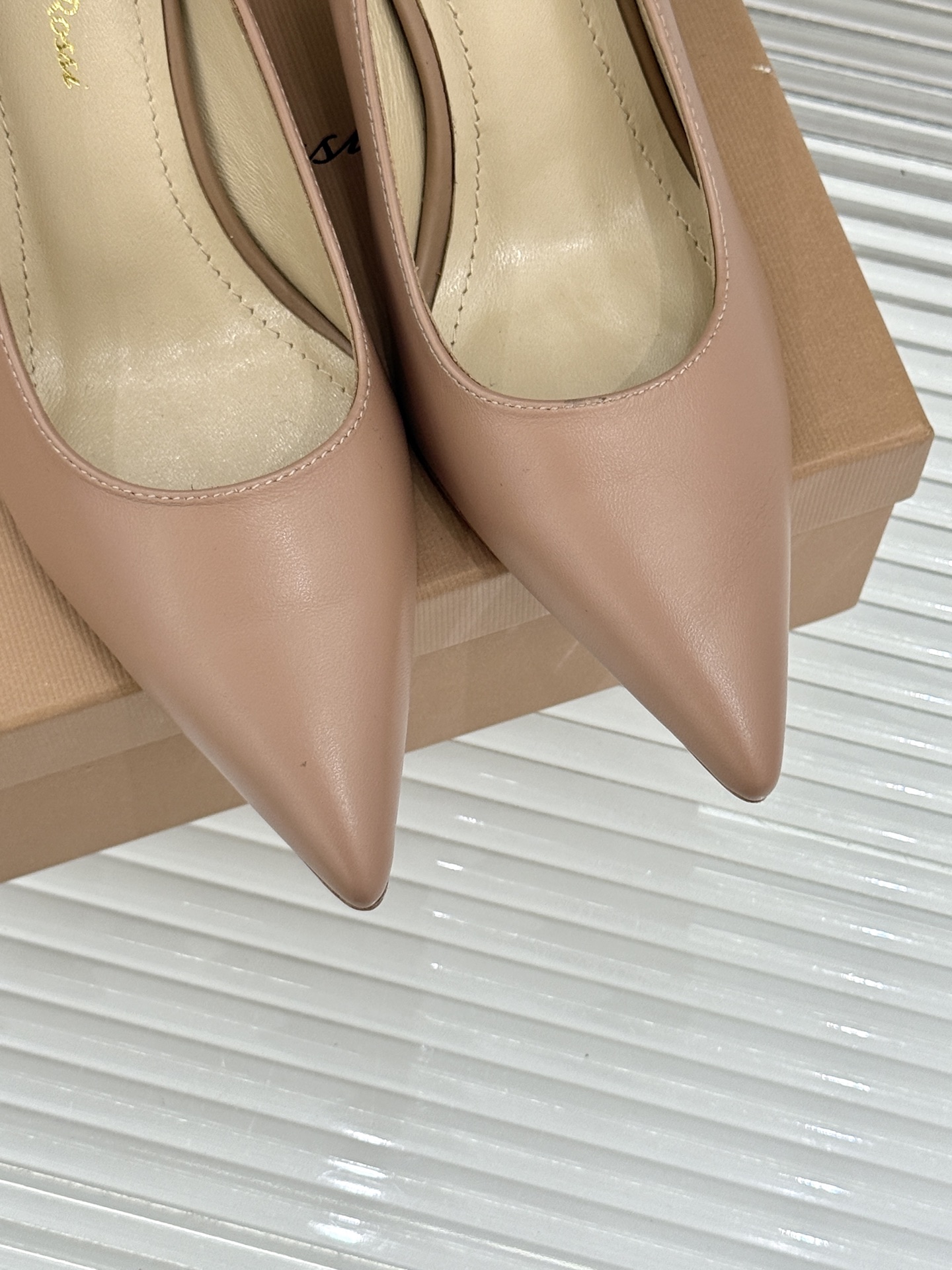 Gianvito Rossi经典极简尖头高跟鞋单鞋以「删繁就简」的意式匠心将高奢质感藏于利落线条让每一步