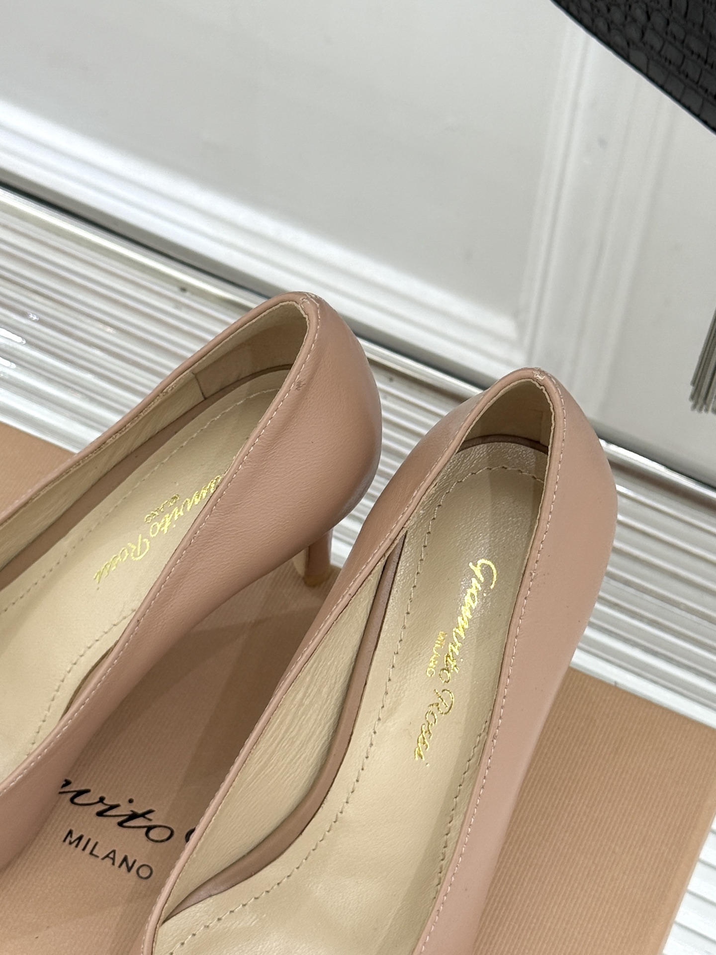 Gianvito Rossi经典极简尖头高跟鞋单鞋以「删繁就简」的意式匠心将高奢质感藏于利落线条让每一步