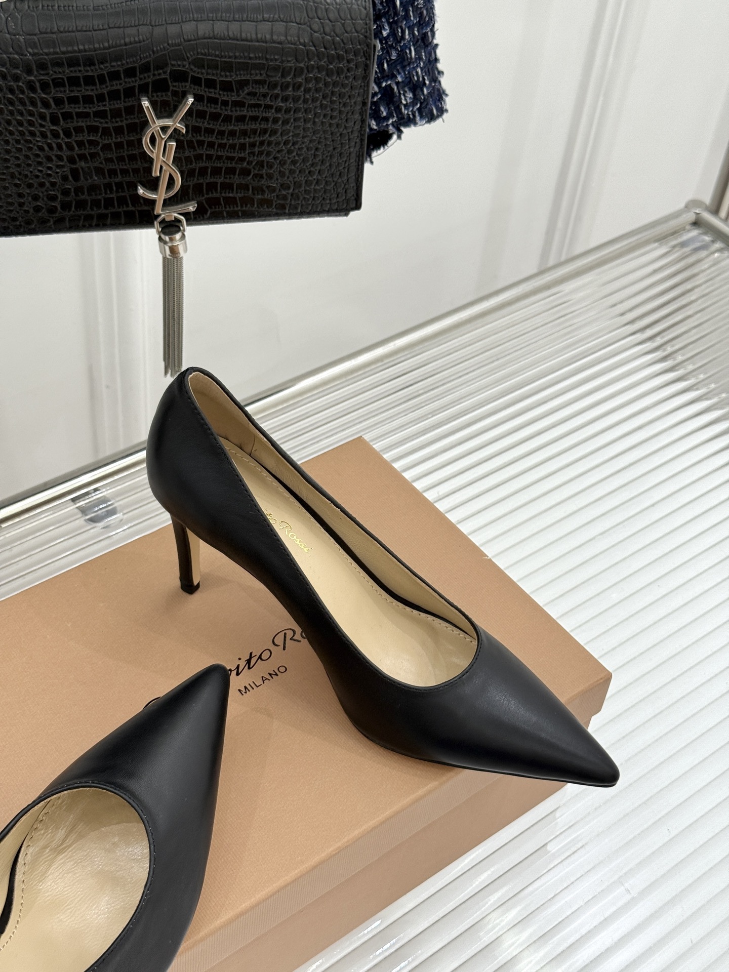 Gianvito Rossi经典极简尖头高跟鞋单鞋以「删繁就简」的意式匠心将高奢质感藏于利落线条让每一步