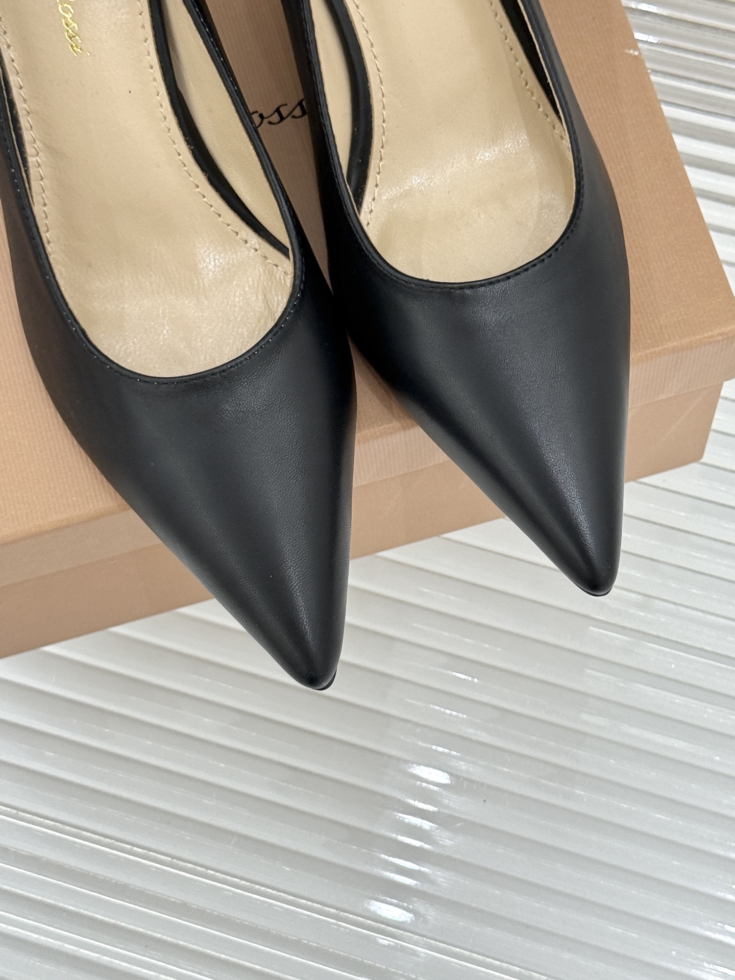 Gianvito Rossi经典极简尖头高跟鞋单鞋以「删繁就简」的意式匠心将高奢质感藏于利落线条让每一步