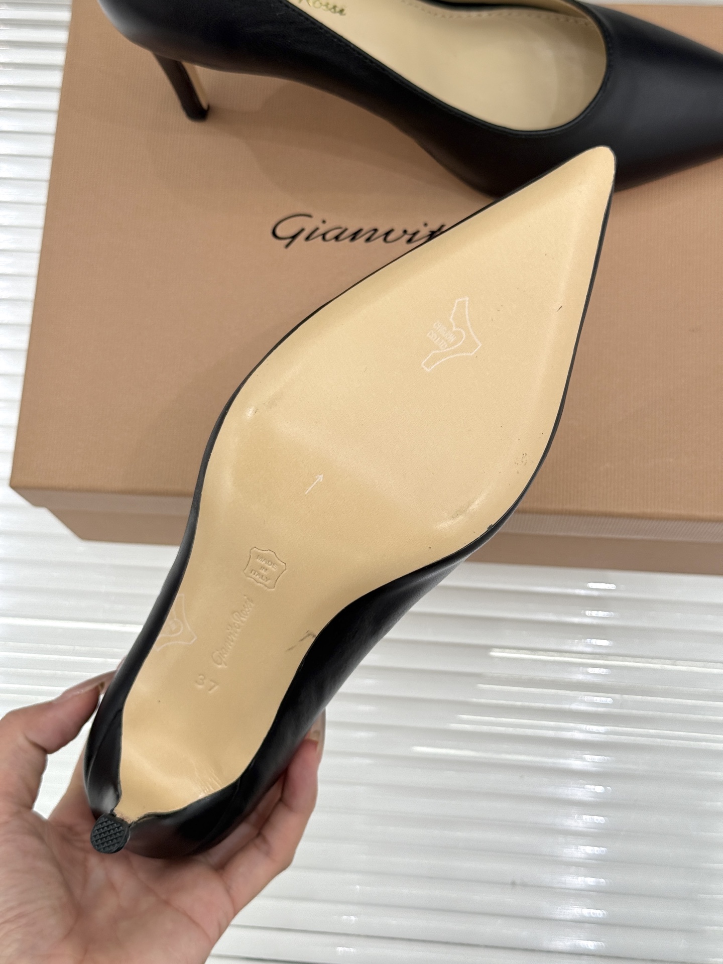 Gianvito Rossi经典极简尖头高跟鞋单鞋以「删繁就简」的意式匠心将高奢质感藏于利落线条让每一步