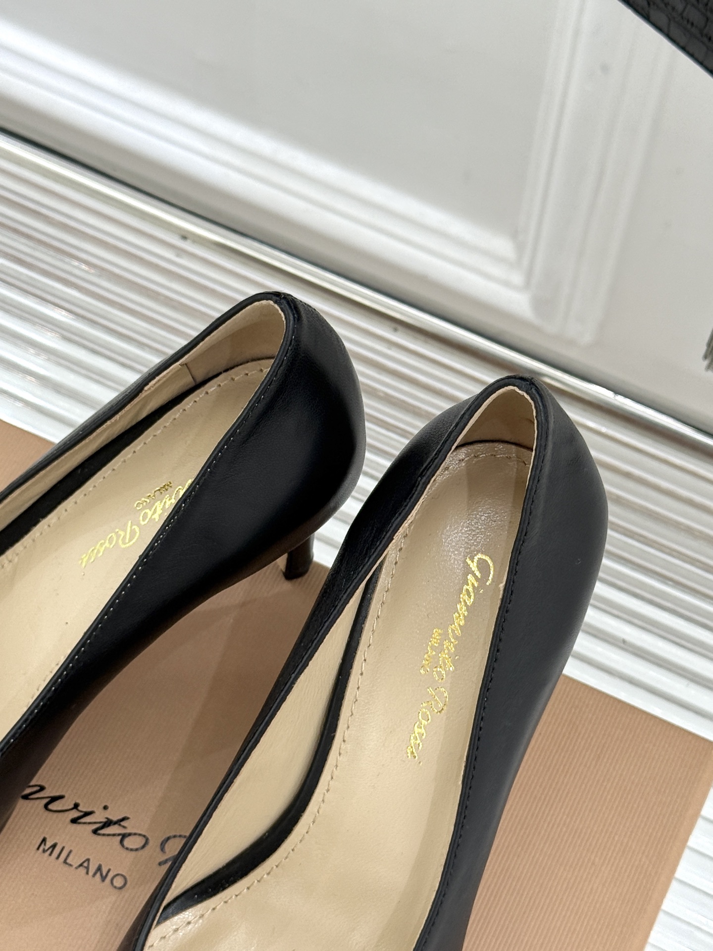 Gianvito Rossi经典极简尖头高跟鞋单鞋以「删繁就简」的意式匠心将高奢质感藏于利落线条让每一步