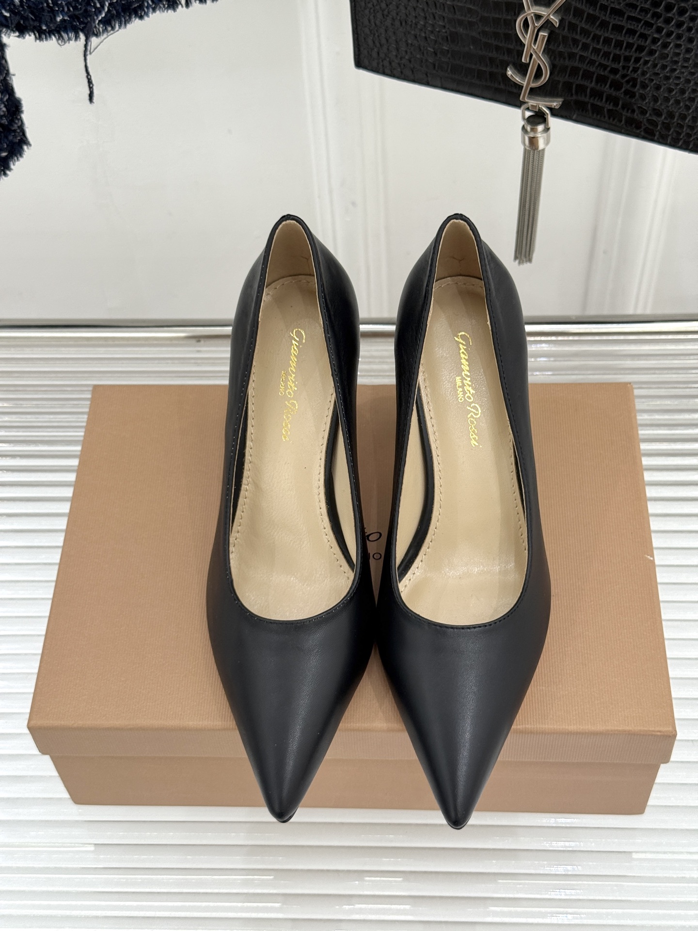 Gianvito Rossi经典极简尖头高跟鞋单鞋以「删繁就简」的意式匠心将高奢质感藏于利落线条让每一步