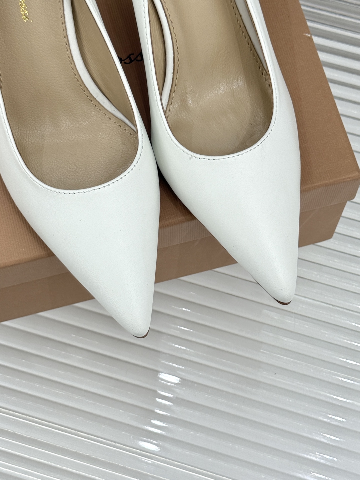 Gianvito Rossi经典极简尖头高跟鞋单鞋以「删繁就简」的意式匠心将高奢质感藏于利落线条让每一步