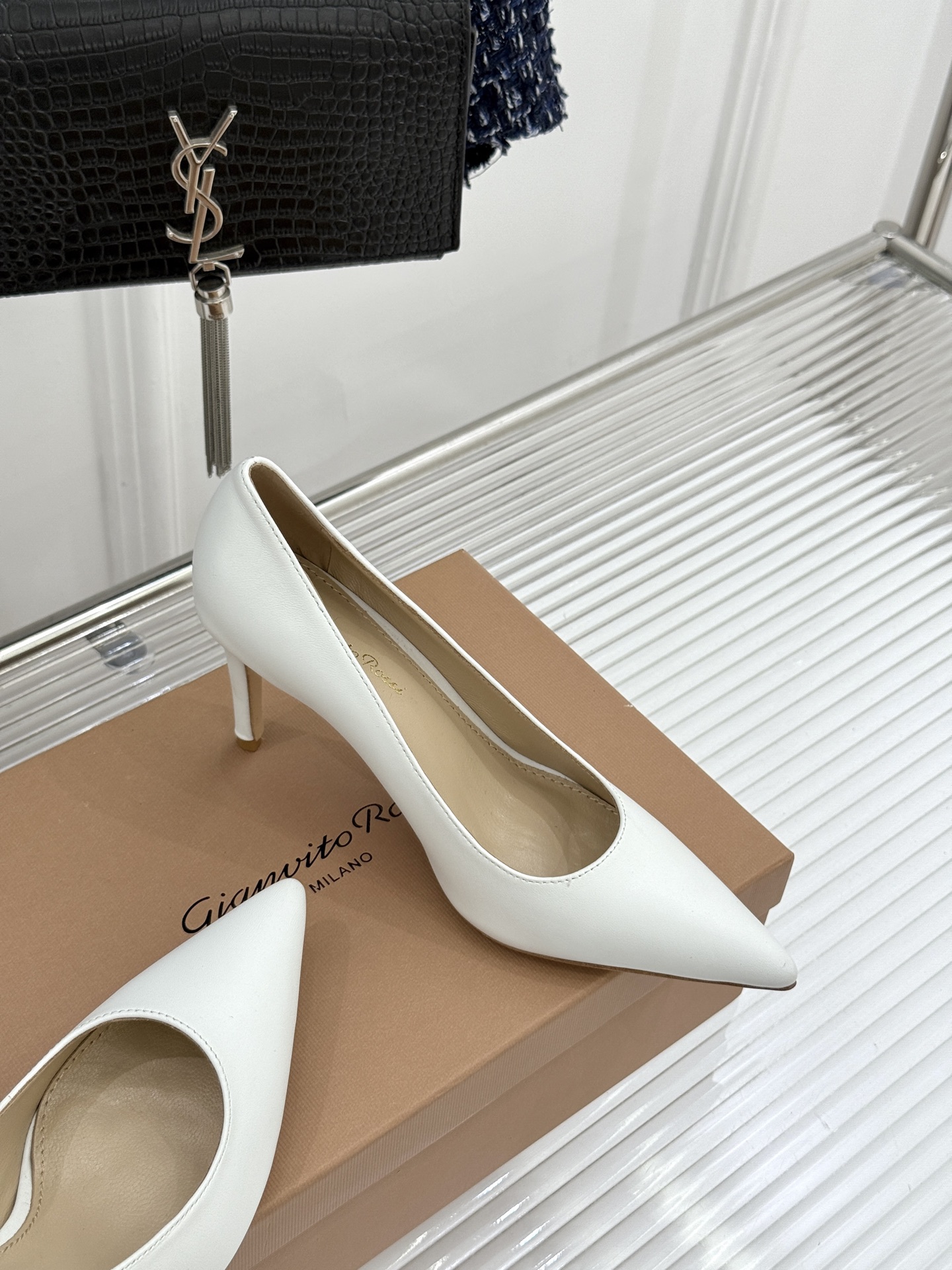 Gianvito Rossi经典极简尖头高跟鞋单鞋以「删繁就简」的意式匠心将高奢质感藏于利落线条让每一步