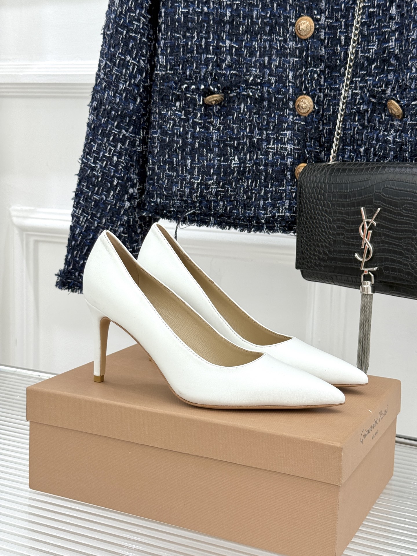 NO:750988,Gianvito Rossi's classic minimalist pointed-toe high-heeled shoes use the Italian ingenuity of 'removing complexity and simplifying it' to hide high-luxury texture in clean lines, making every step a silent highlight. The iconic high-heeled pointed toe design is a magic touch to elongate the proportion. The sharp pointed toe accurately extends the line of the foot shape, visually elongating the legs in seconds. It is a universal luxury item in the wardrobe, versatile for all occasions and outfits. Wear it with a velvet fishtail skirt for dinner  Elegant and charming, it brings focus. Pair it with high-waisted wide-leg trousers for commuting, showing off your smart and neat aura. Pair it with a floral dress for a date. It is gentle and affectionate, showing off your femininity. From workplace meetings to red carpet dinners, from daily appointments to important celebrations, it supports all your highlight moments with the same minimalist style. The fabric is made of original custom leather, and the lining is made of sheepskin. The heel is flat/8.5cm and the genuine leather outsole imported from Italy.  size35-39 (40/41 customized) No. 84820260313, high heels, high heels, skirts, sheepskin, Leather soles19860909Gianvito Rossi经典极简尖头 高跟鞋单鞋 以「删繁就简」的意式匠心 将高奢质感藏于利落线条 让每一步都成为不动声色的高光. 标志性高跟尖头设计 是拉长比例的神来之笔. 利落尖头精准延伸足型线条 视觉上秒拉长双腿 它是衣橱里的万能奢品 百搭所有场合与穿搭 搭丝绒鱼尾裙赴晚宴 优雅妩媚自带焦点 配高腰阔腿裤通勤 干练利落气场全开 搭碎花连衣裙约会 温柔缱绻尽显女人味. 从职场会议到红毯晚宴 从日常约会到重要庆典 它以不变的极简风骨 承托你的所有高光时刻. 面料采用原版定制皮料 内里踮脚均为羊皮 跟高平底/8.5cm 意大利进口真皮大底 size35-39（40/41定制） 编号84820260313,高跟鞋单鞋,high heels,skirts,sheepskin,Leather soles,Women's Shoes