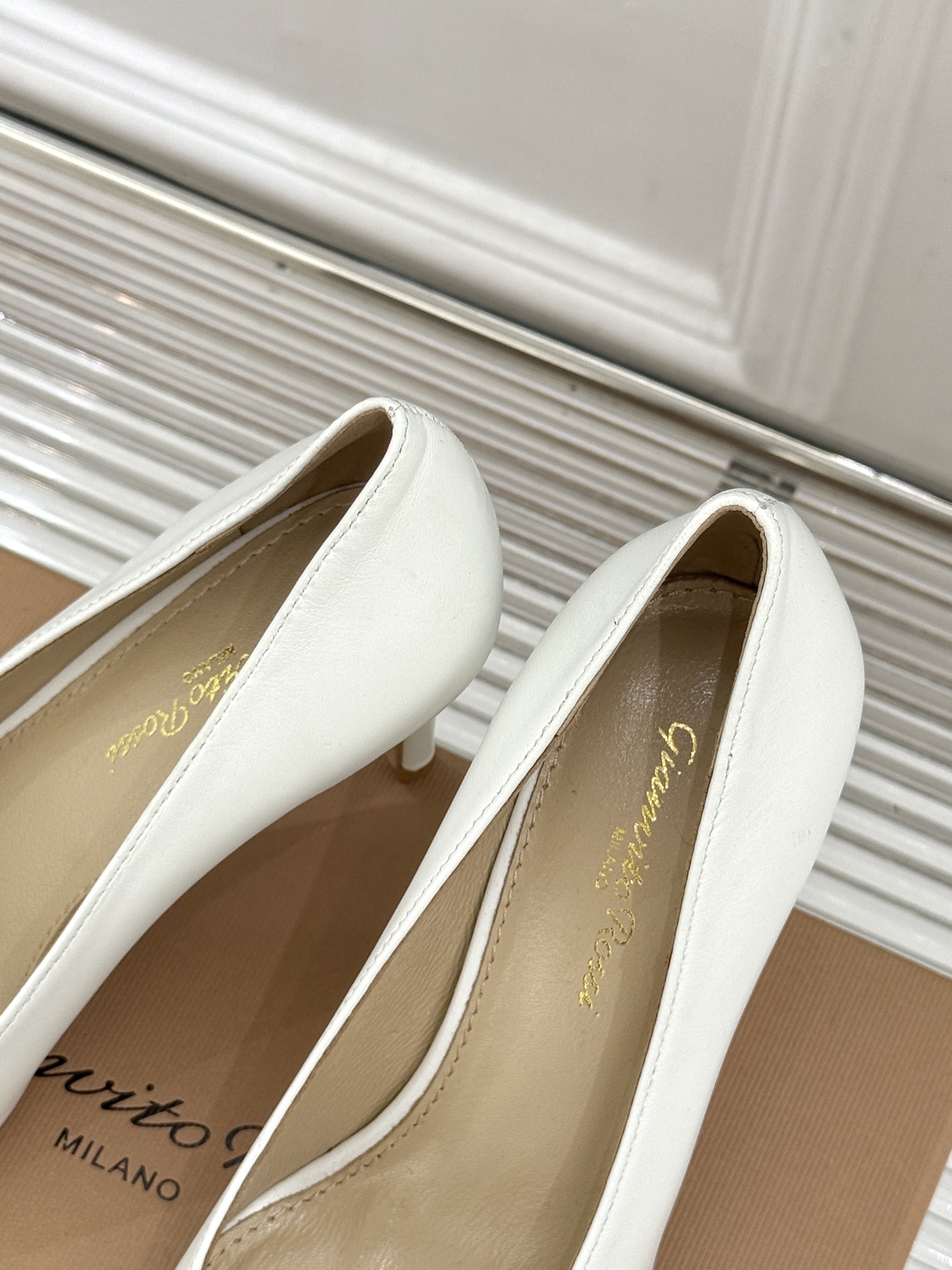 Gianvito Rossi经典极简尖头高跟鞋单鞋以「删繁就简」的意式匠心将高奢质感藏于利落线条让每一步