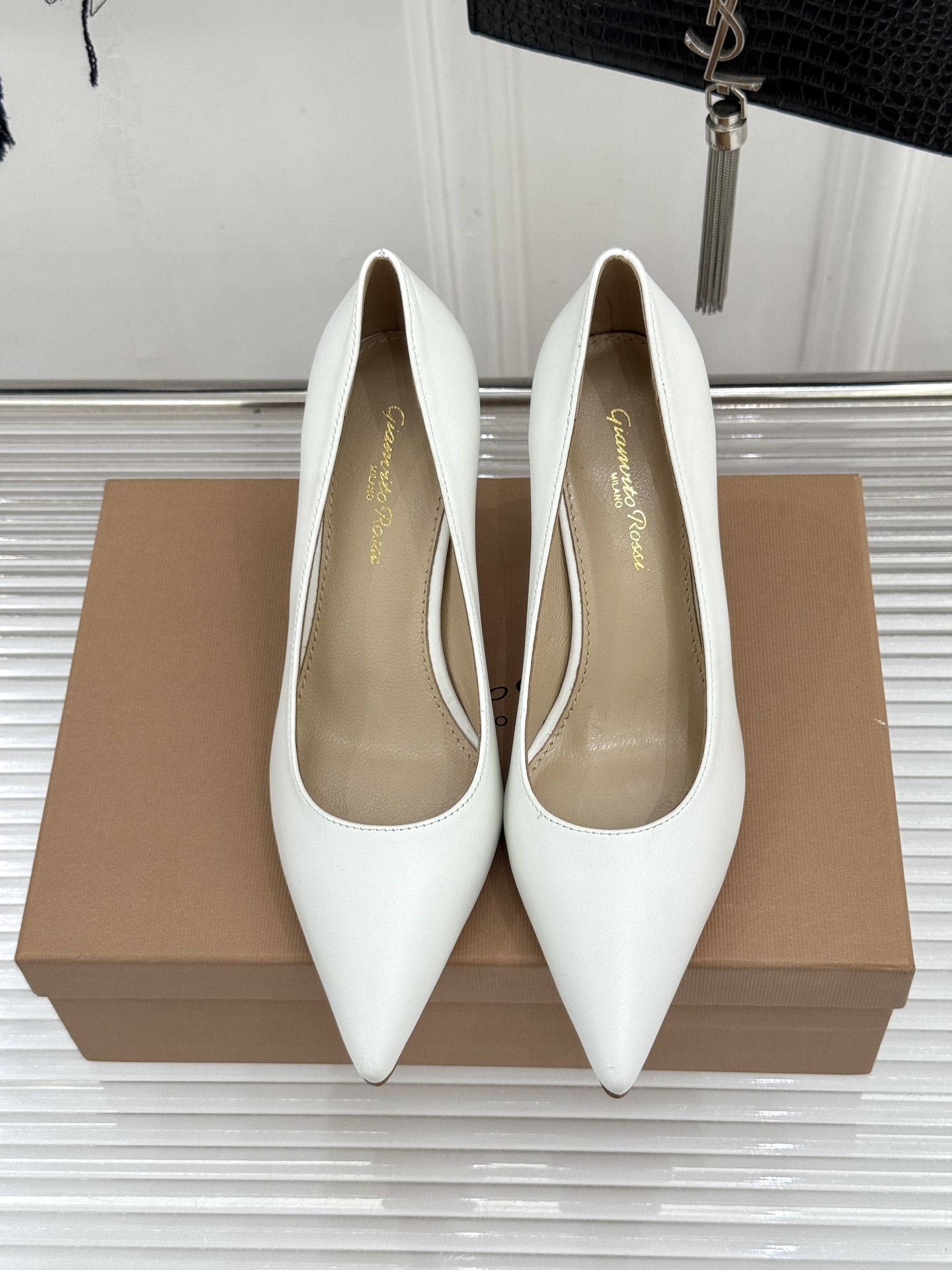 Gianvito Rossi经典极简尖头高跟鞋单鞋以「删繁就简」的意式匠心将高奢质感藏于利落线条让每一步