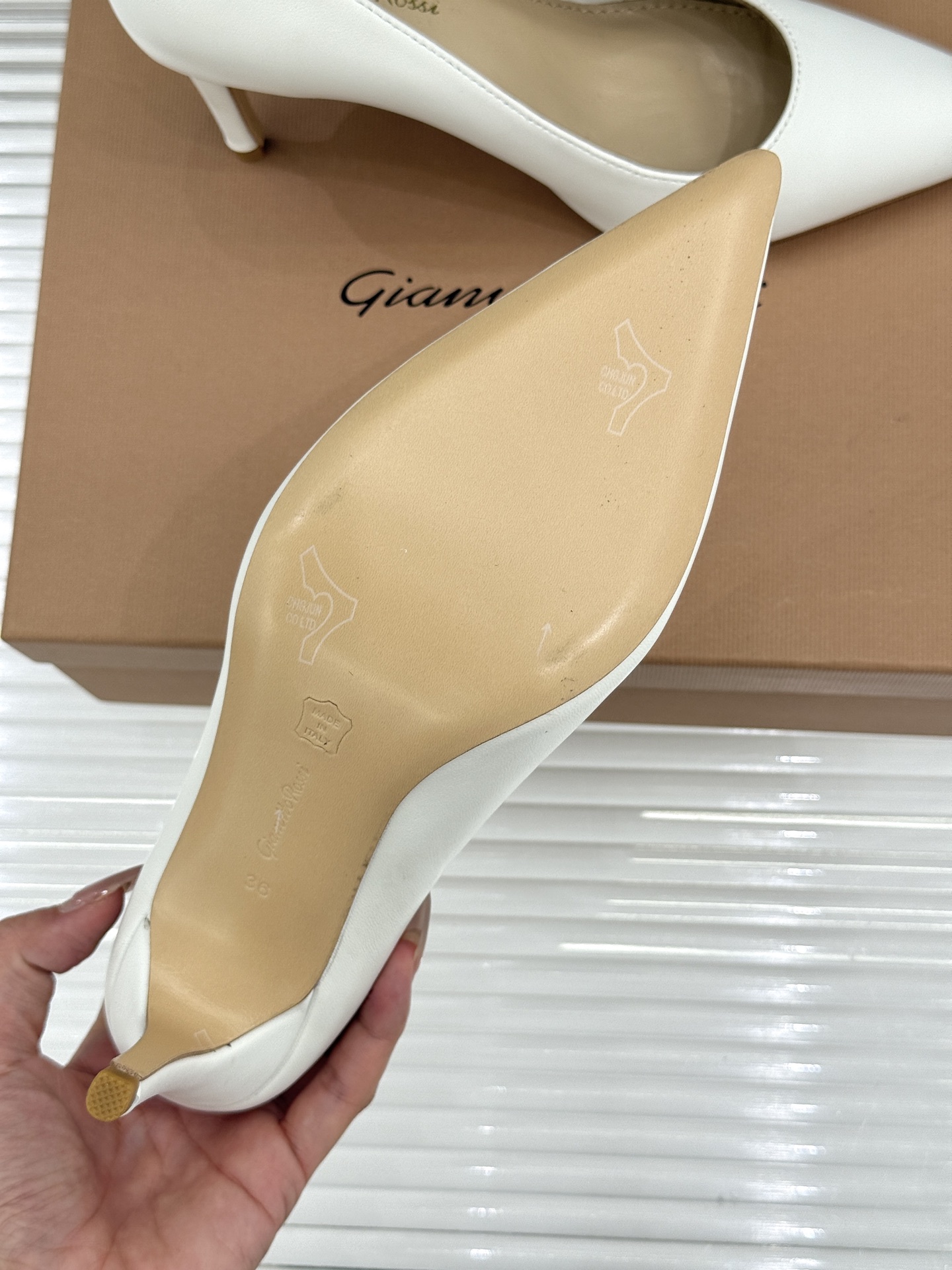 Gianvito Rossi经典极简尖头高跟鞋单鞋以「删繁就简」的意式匠心将高奢质感藏于利落线条让每一步