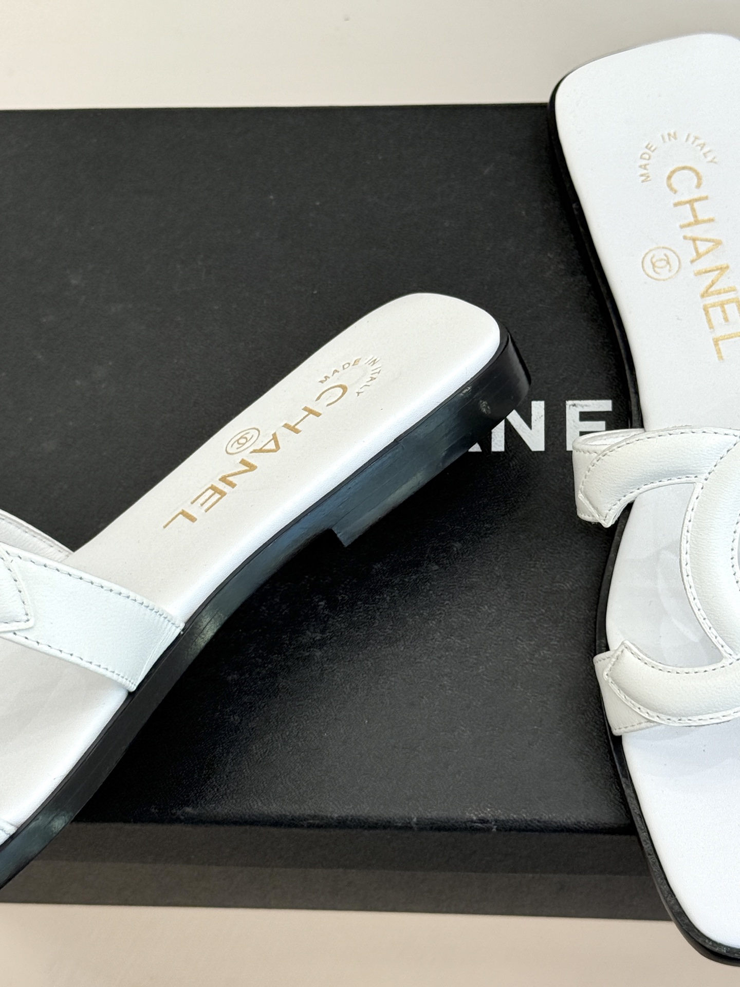 CHANE* ｜小香26S大双C镂空拖鞋以极简轮廓重启法式优雅。标志性大双C镂空设计 利落通透光影下尽显