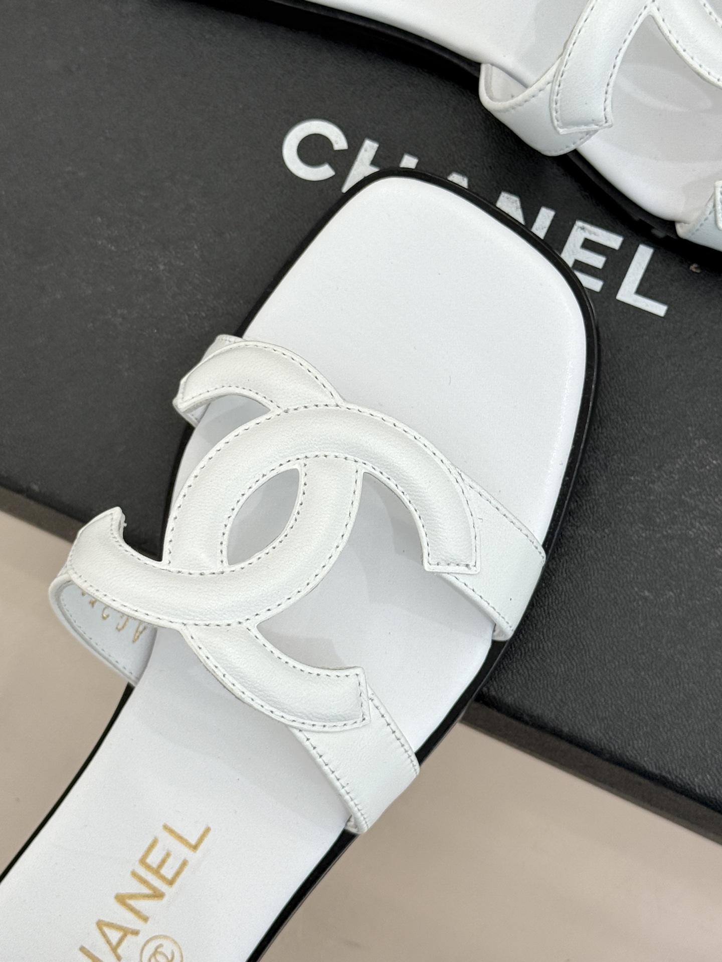 CHANE* ｜小香26S大双C镂空拖鞋以极简轮廓重启法式优雅。标志性大双C镂空设计 利落通透光影下尽显