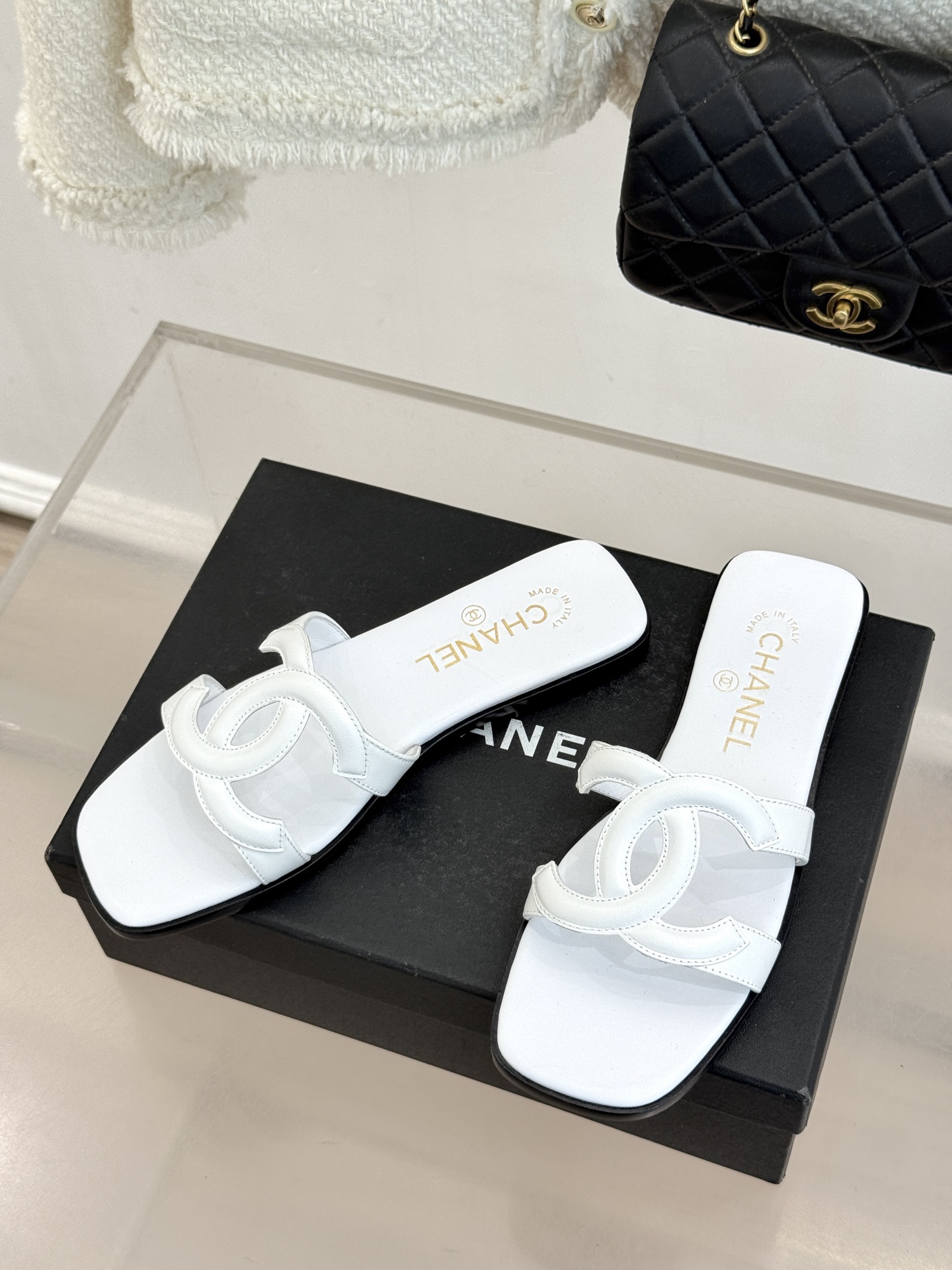 CHANE* ｜小香26S大双C镂空拖鞋以极简轮廓重启法式优雅。标志性大双C镂空设计 利落通透光影下尽显