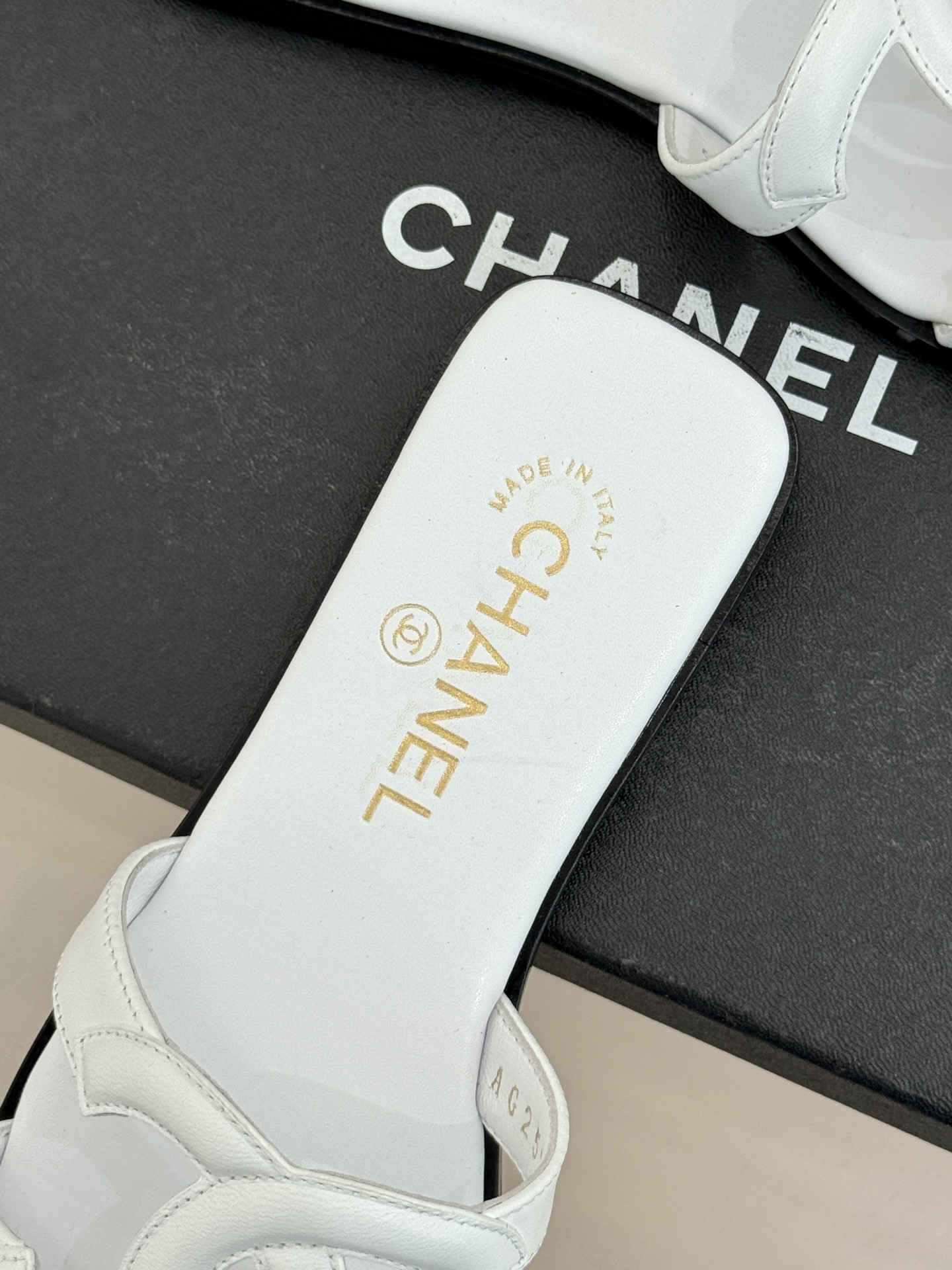 CHANE* ｜小香26S大双C镂空拖鞋以极简轮廓重启法式优雅。标志性大双C镂空设计 利落通透光影下尽显