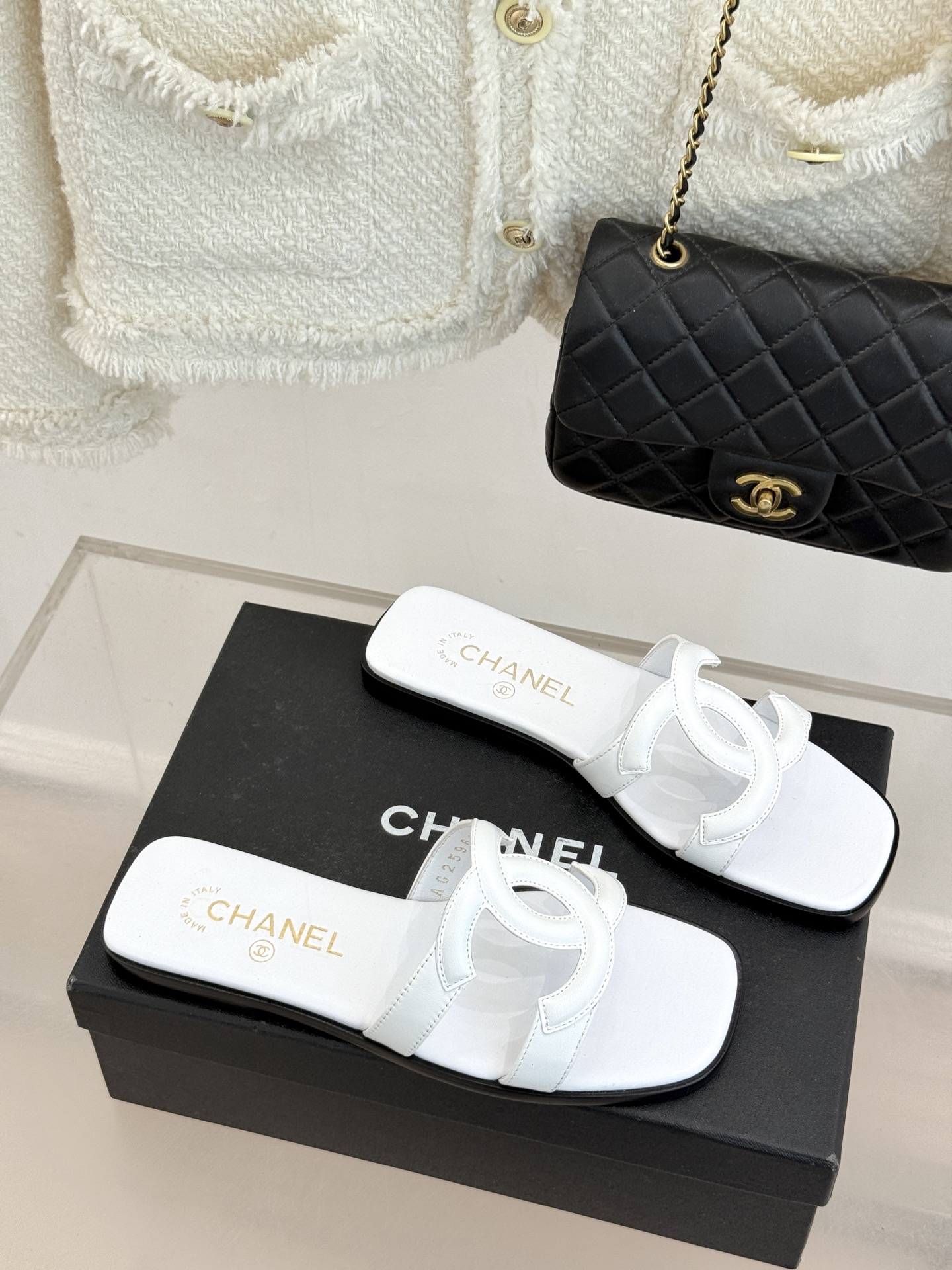 CHANE* ｜小香26S大双C镂空拖鞋以极简轮廓重启法式优雅。标志性大双C镂空设计 利落通透光影下尽显