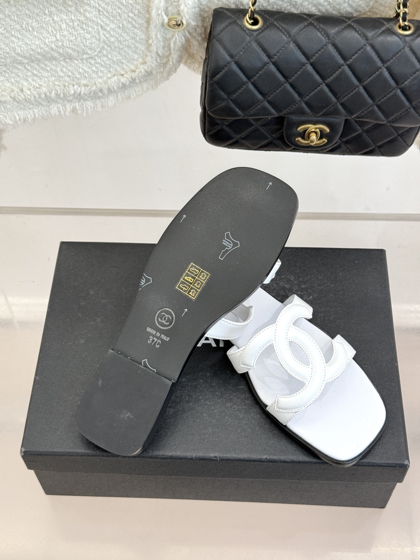 CHANE* ｜小香26S大双C镂空拖鞋以极简轮廓重启法式优雅。标志性大双C镂空设计 利落通透光影下尽显