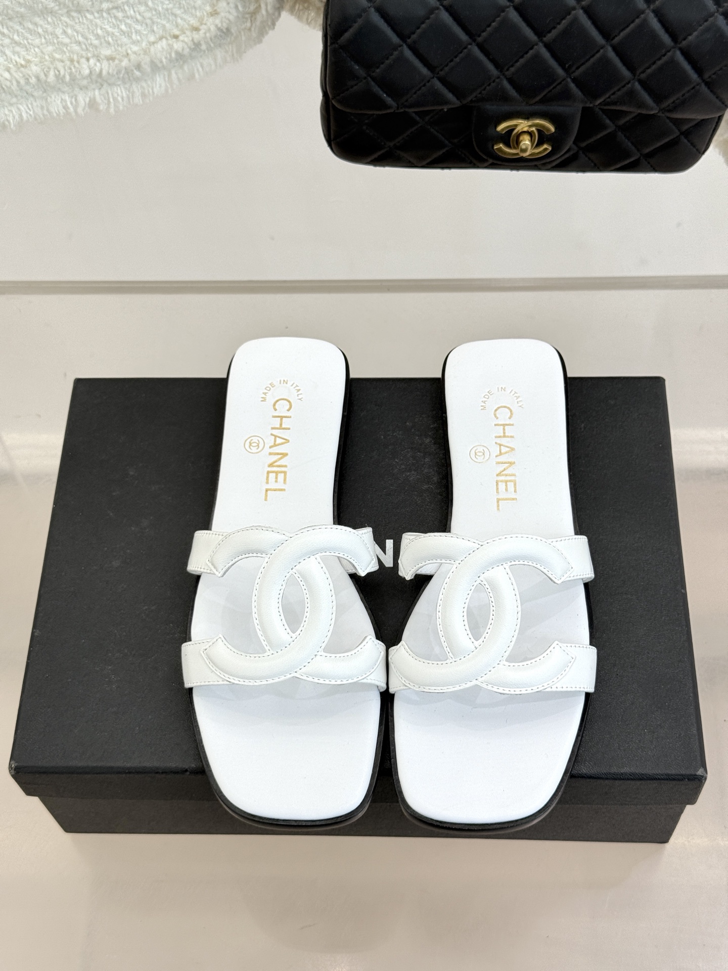 CHANE* ｜小香26S大双C镂空拖鞋以极简轮廓重启法式优雅。标志性大双C镂空设计 利落通透光影下尽显