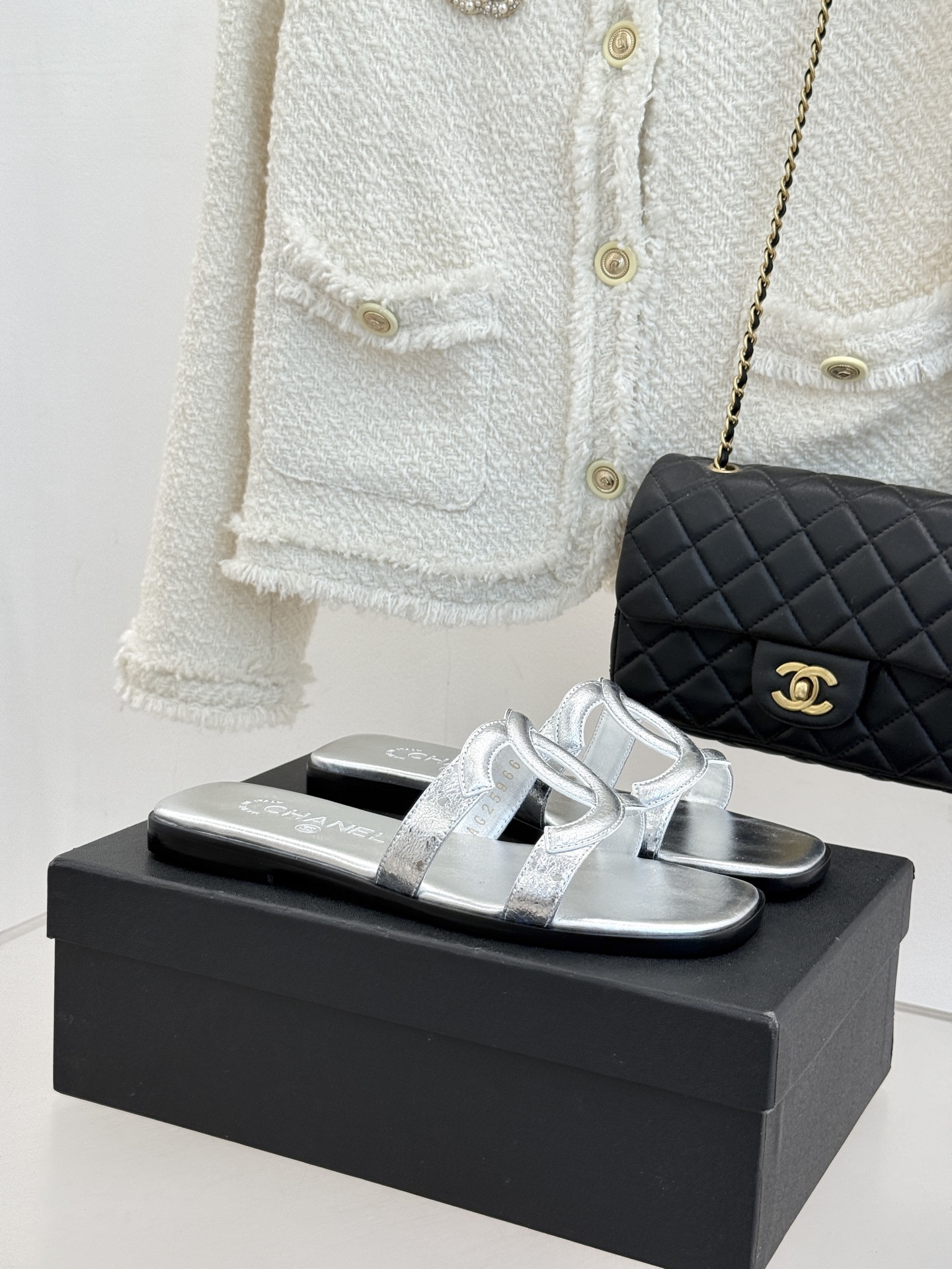 CHANE* ｜小香26S大双C镂空拖鞋以极简轮廓重启法式优雅。标志性大双C镂空设计 利落通透光影下尽显