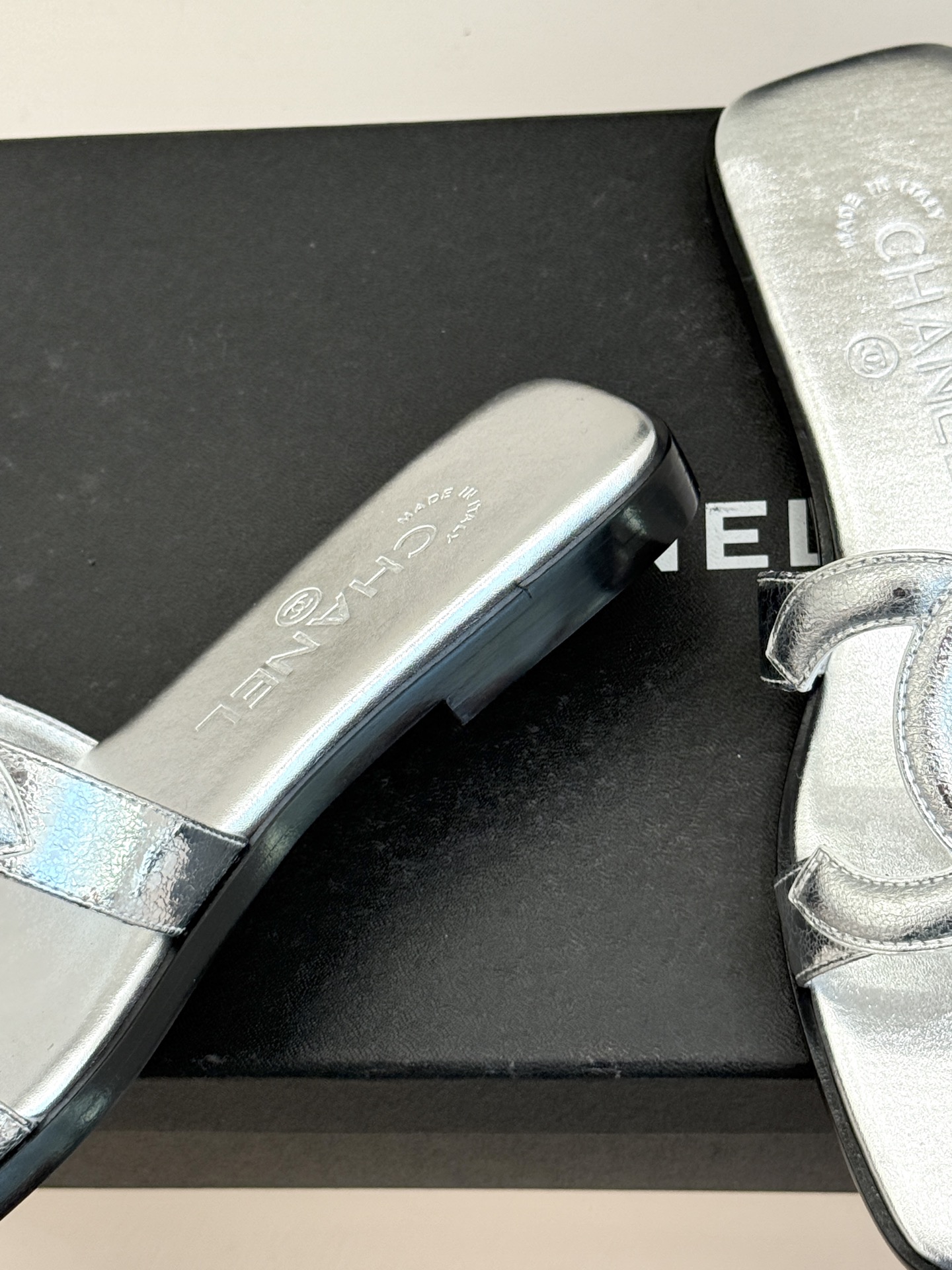 CHANE* ｜小香26S大双C镂空拖鞋以极简轮廓重启法式优雅。标志性大双C镂空设计 利落通透光影下尽显