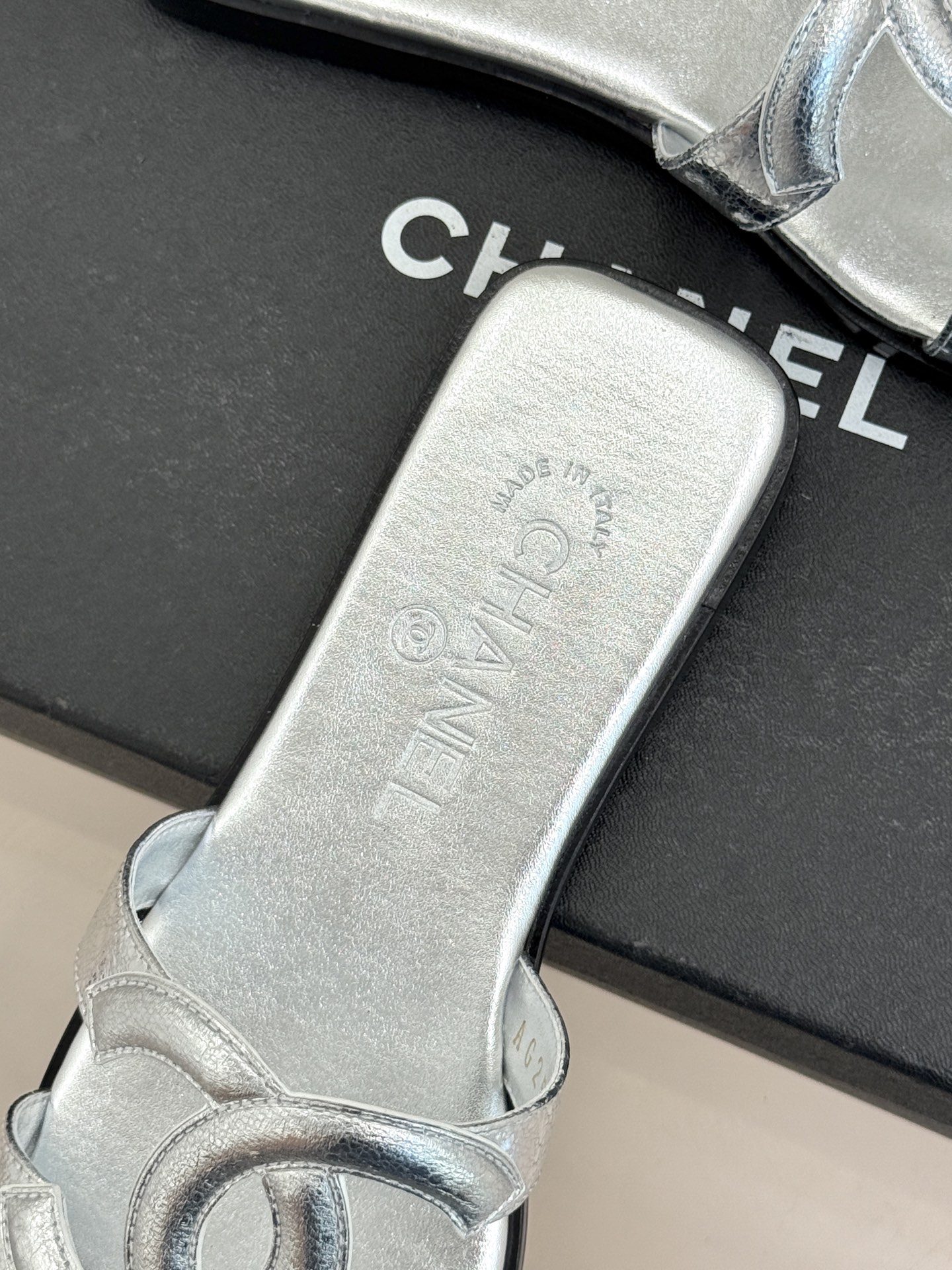 CHANE* ｜小香26S大双C镂空拖鞋以极简轮廓重启法式优雅。标志性大双C镂空设计 利落通透光影下尽显