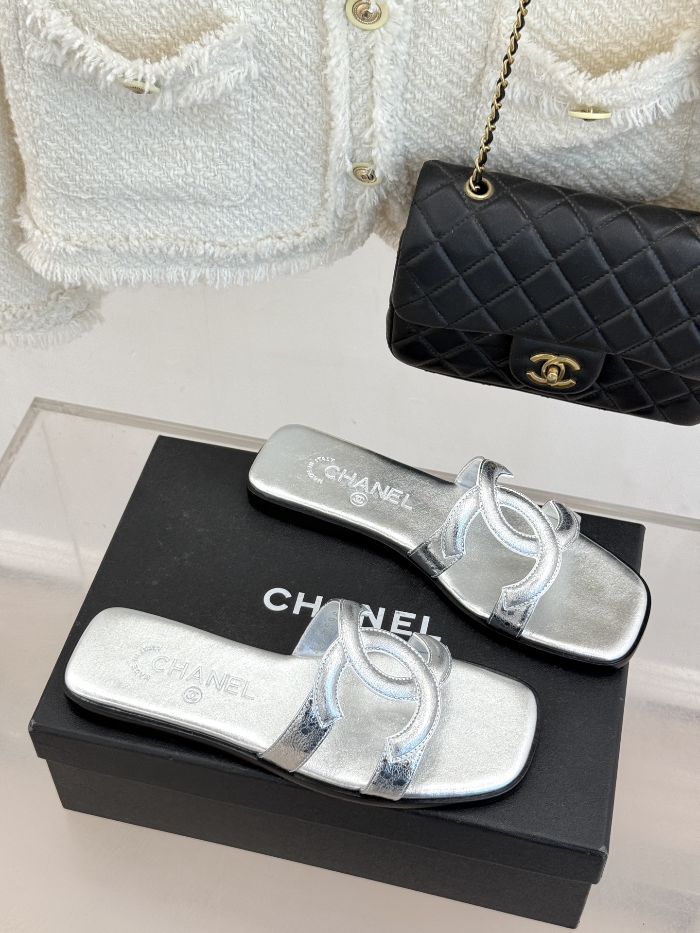 CHANE* ｜小香26S大双C镂空拖鞋以极简轮廓重启法式优雅。标志性大双C镂空设计 利落通透光影下尽显