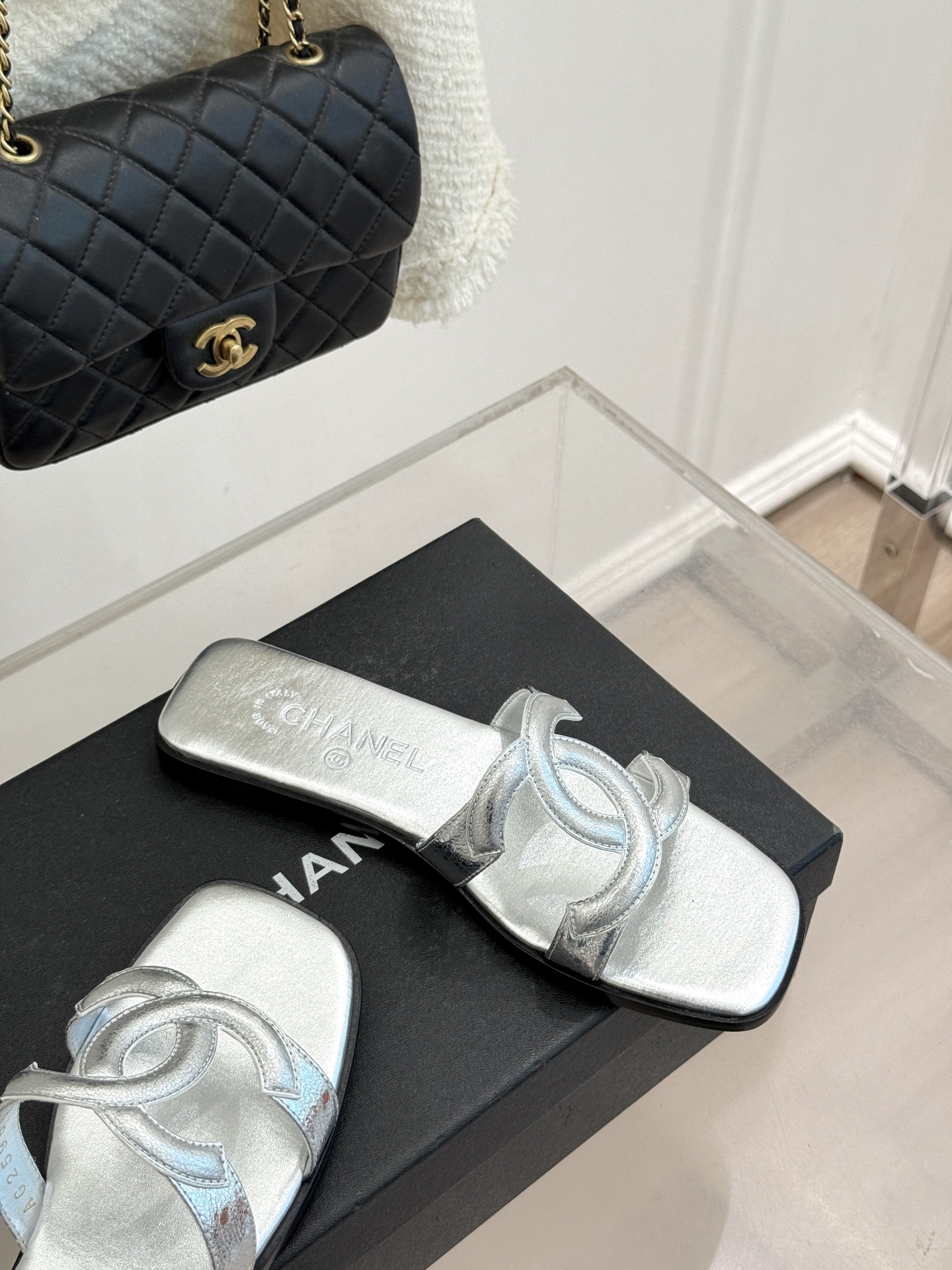 CHANE* ｜小香26S大双C镂空拖鞋以极简轮廓重启法式优雅。标志性大双C镂空设计 利落通透光影下尽显