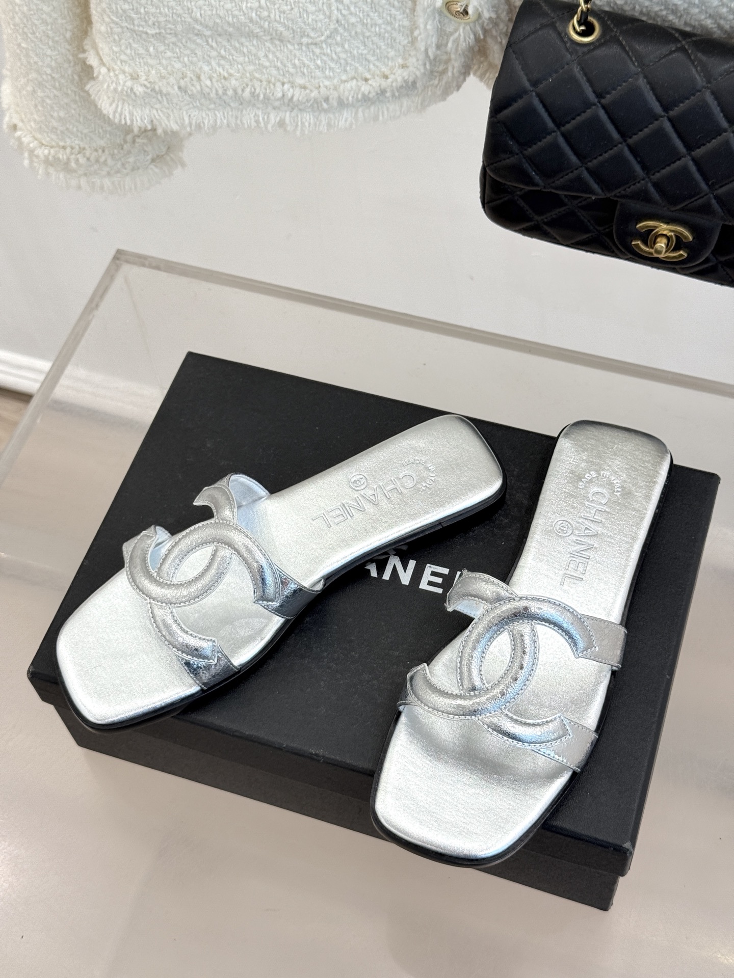 CHANE* ｜小香26S大双C镂空拖鞋以极简轮廓重启法式优雅。标志性大双C镂空设计 利落通透光影下尽显