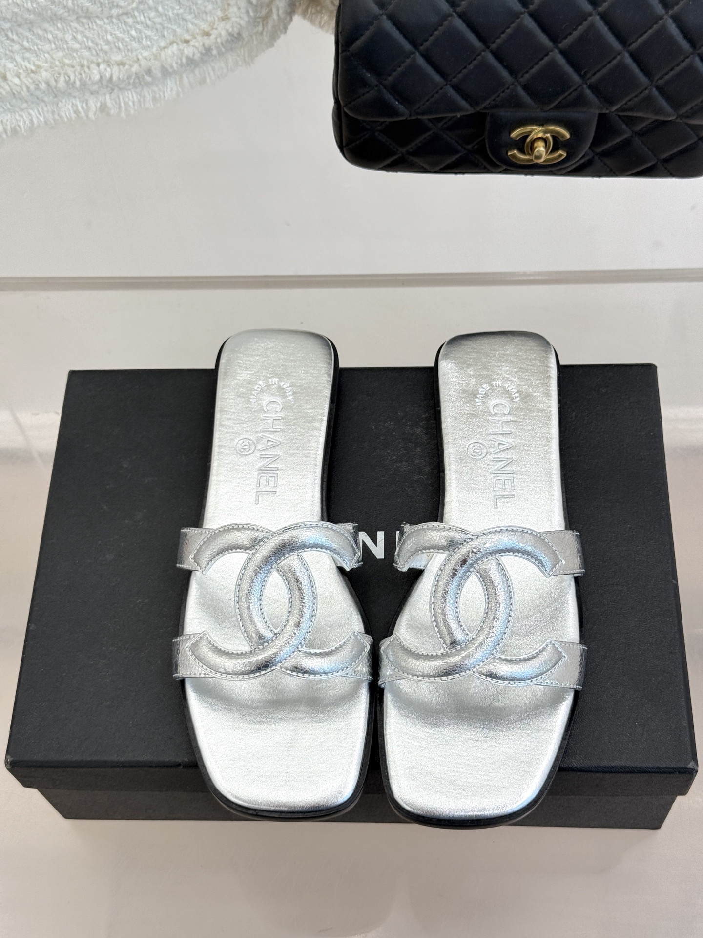 CHANE* ｜小香26S大双C镂空拖鞋以极简轮廓重启法式优雅。标志性大双C镂空设计 利落通透光影下尽显