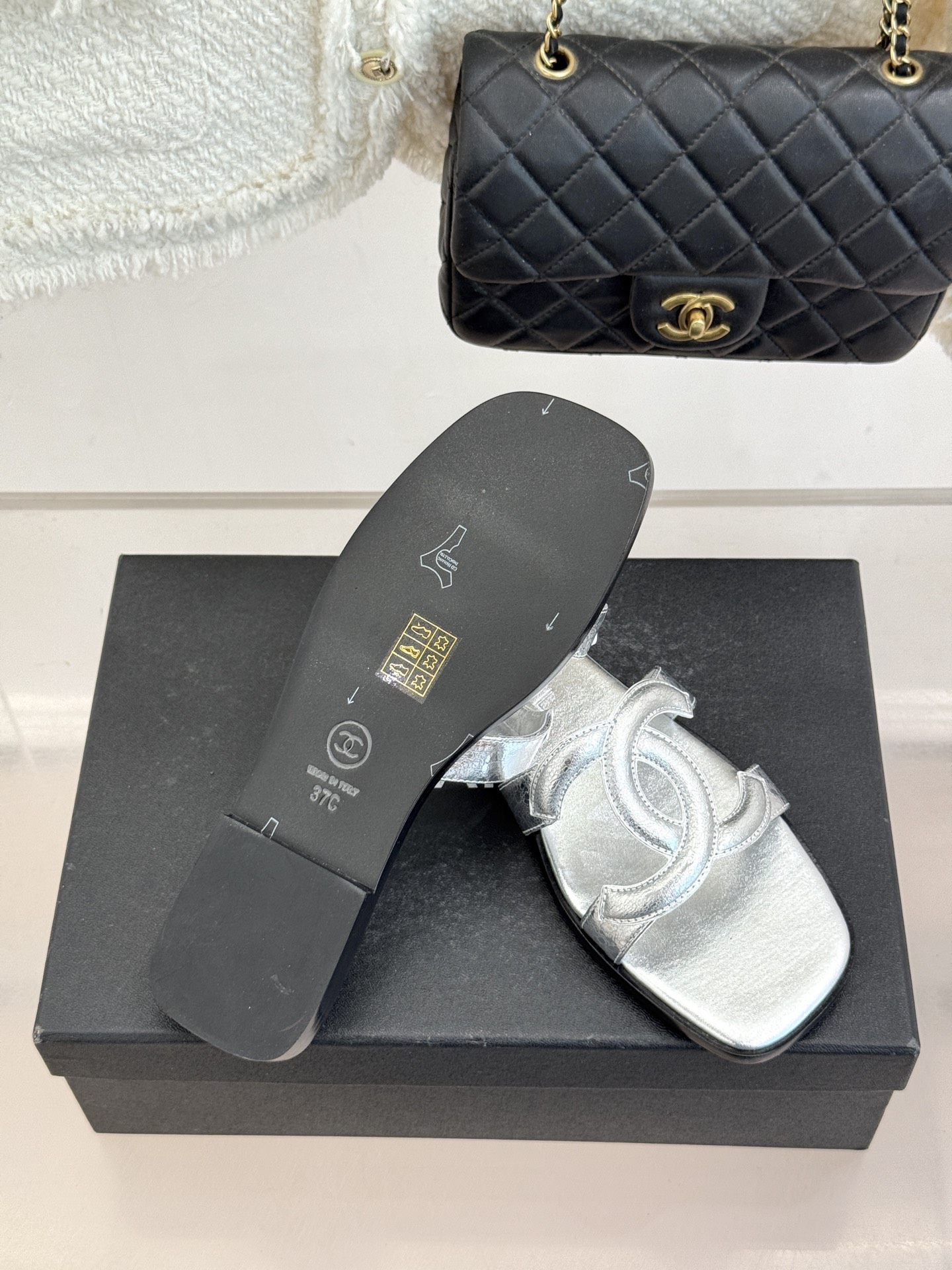 CHANE* ｜小香26S大双C镂空拖鞋以极简轮廓重启法式优雅。标志性大双C镂空设计 利落通透光影下尽显