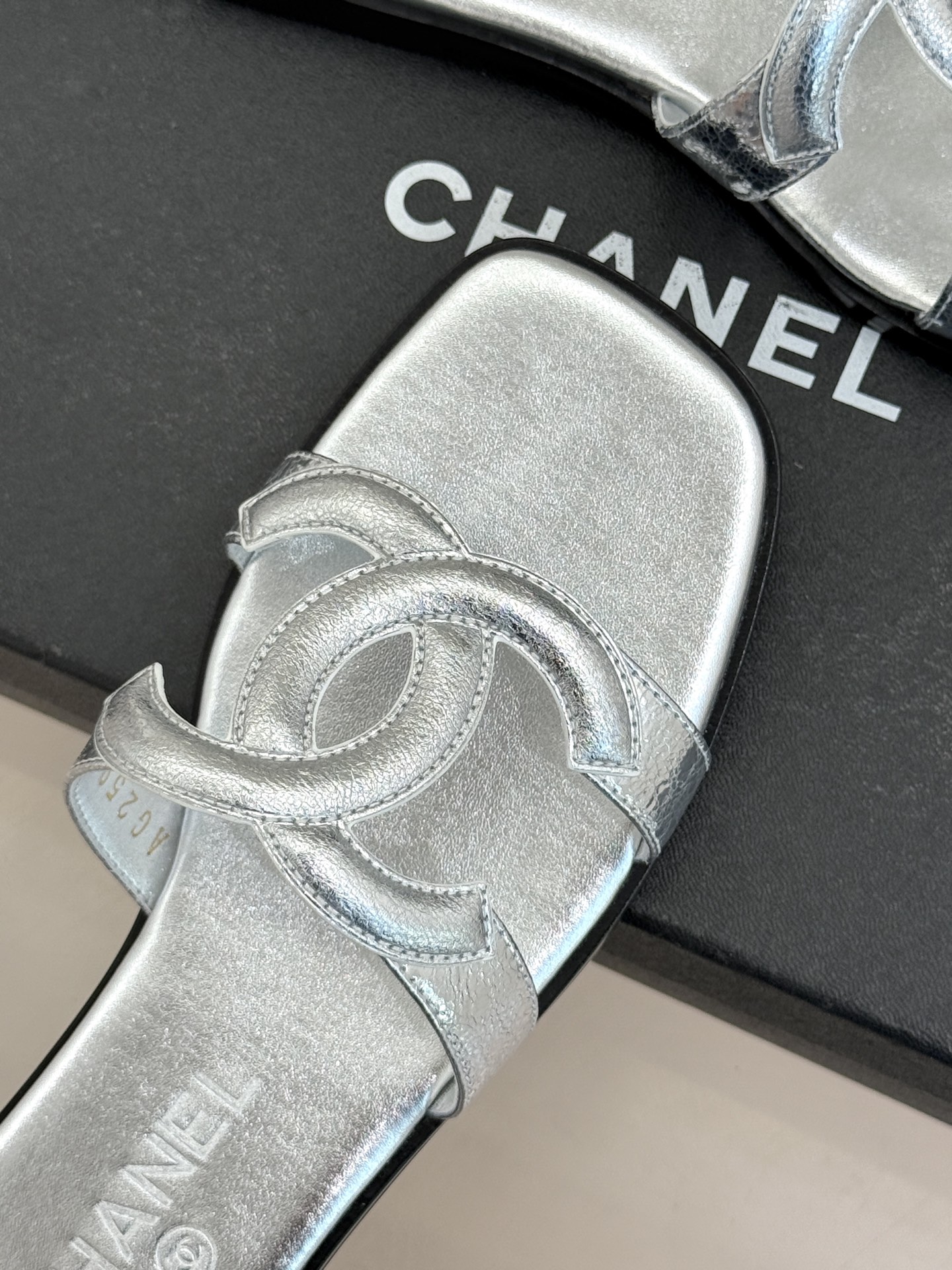 CHANE* ｜小香26S大双C镂空拖鞋以极简轮廓重启法式优雅。标志性大双C镂空设计 利落通透光影下尽显